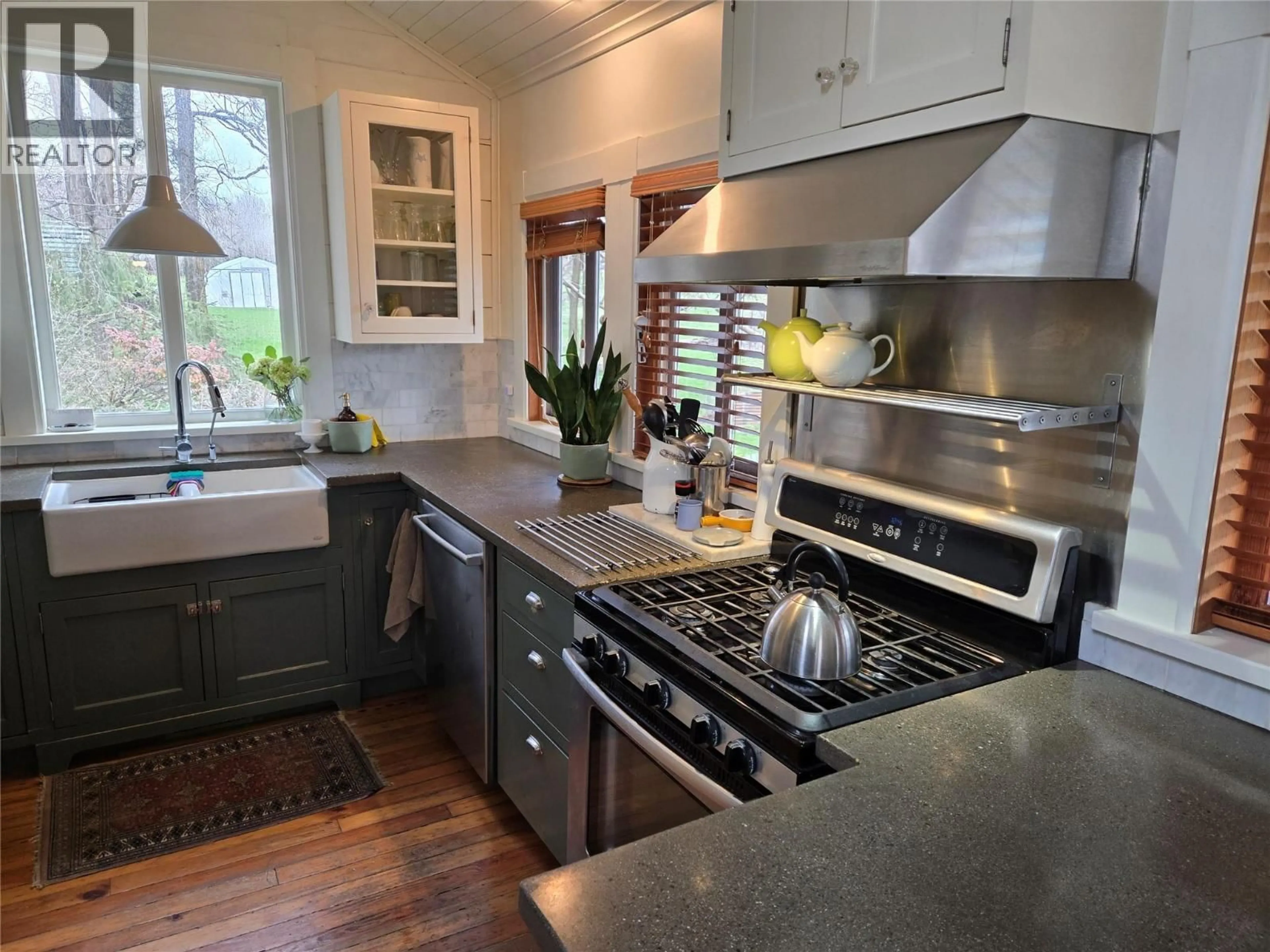 Contemporary kitchen, unknown for 4462 SALMON RIVER ROAD, Spallumcheen British Columbia V4Y0W7