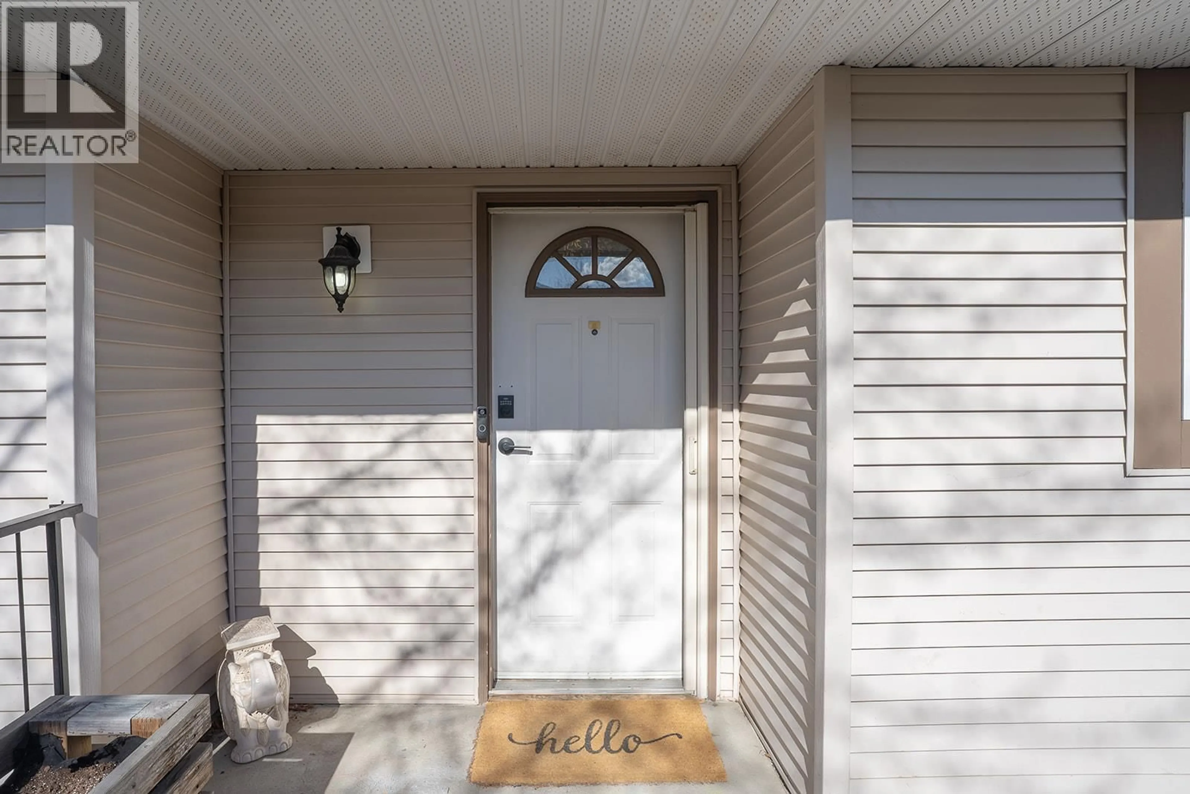 Indoor entryway for 131 - 133 WYNDHAM CRESCENT, Kelowna British Columbia V1V1Y8