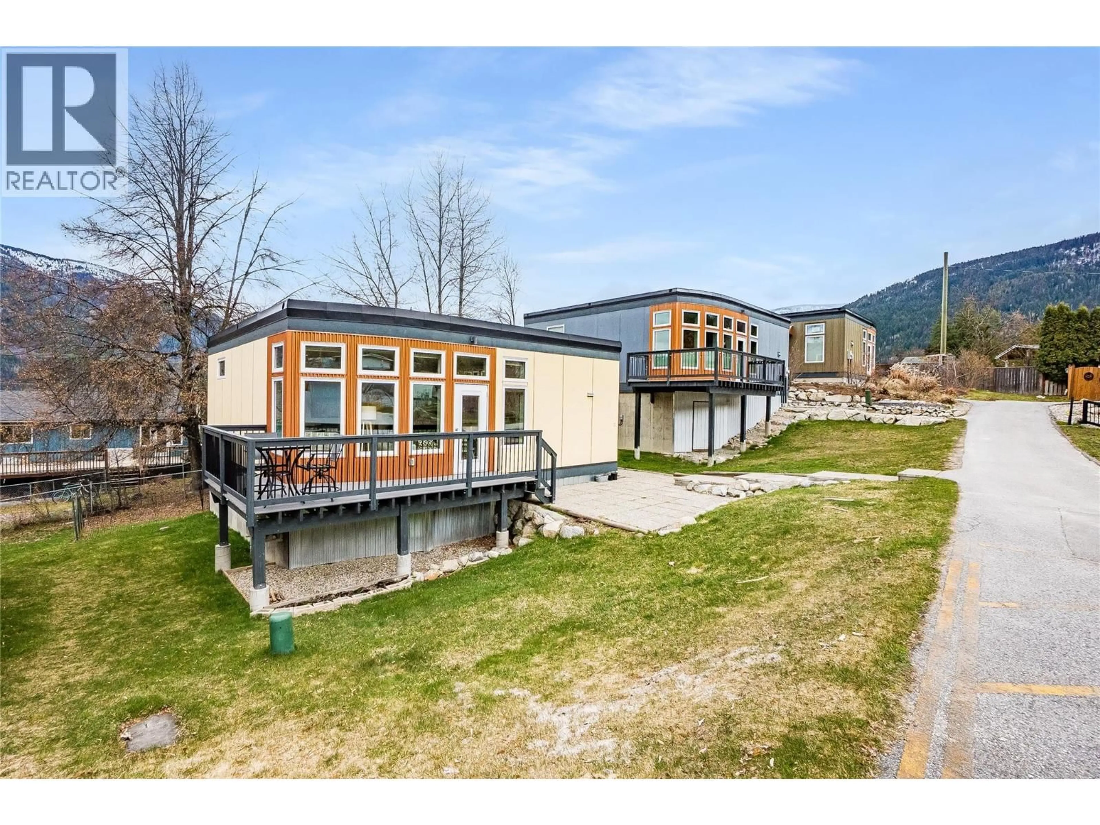 A pic from outside/outdoor area/front of a property/back of a property/a pic from drone, mountain view for 2 - 1517 CREASE AVENUE, Nelson British Columbia V1L1A5