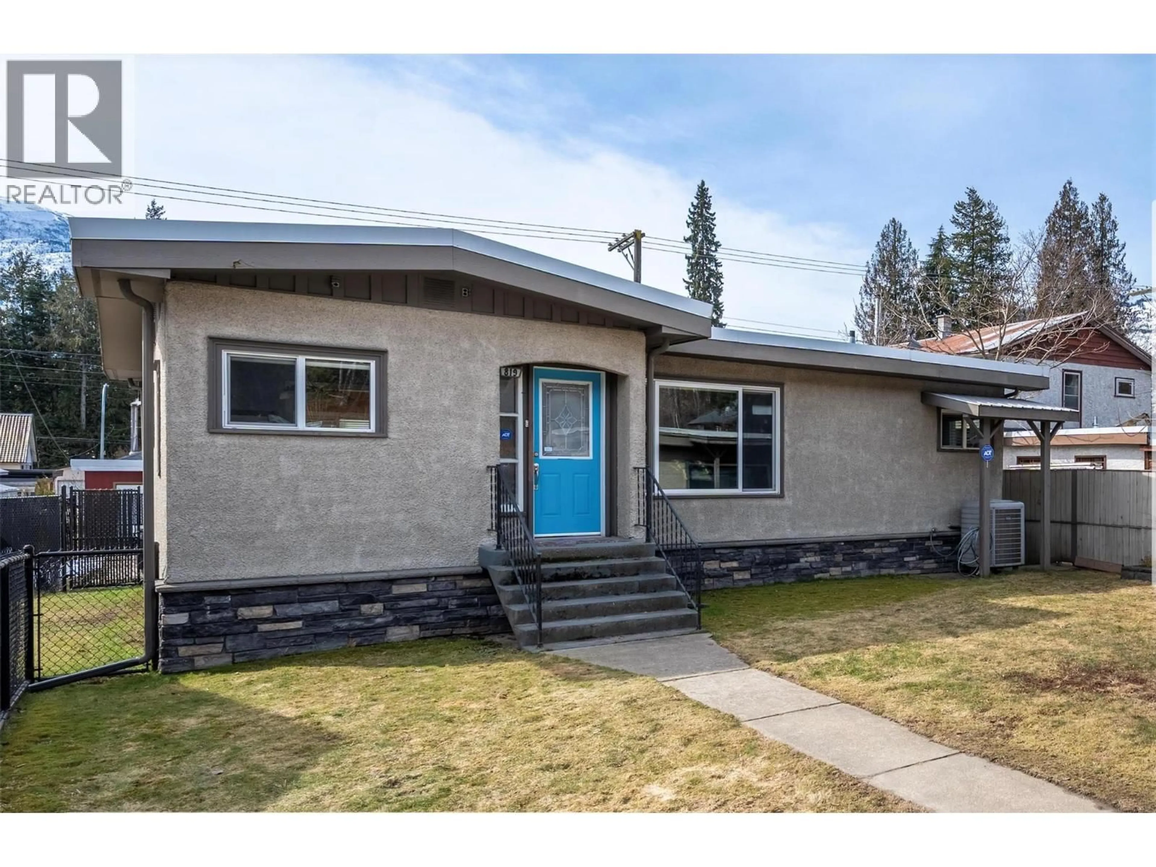 Home with vinyl exterior material, street for 819 VICTORIA ROAD WEST, Revelstoke British Columbia V0E2S0