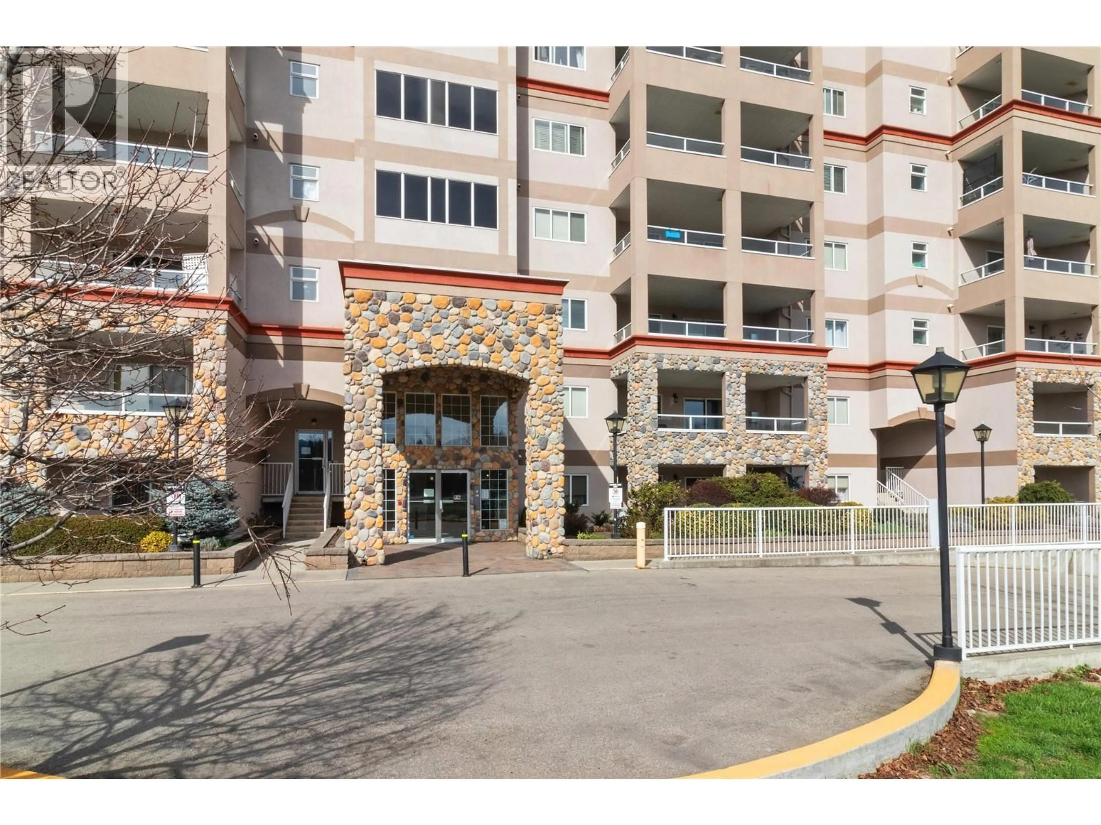 Indoor foyer for 804 - 1967 UNDERHILL STREET, Kelowna British Columbia V1X8C9