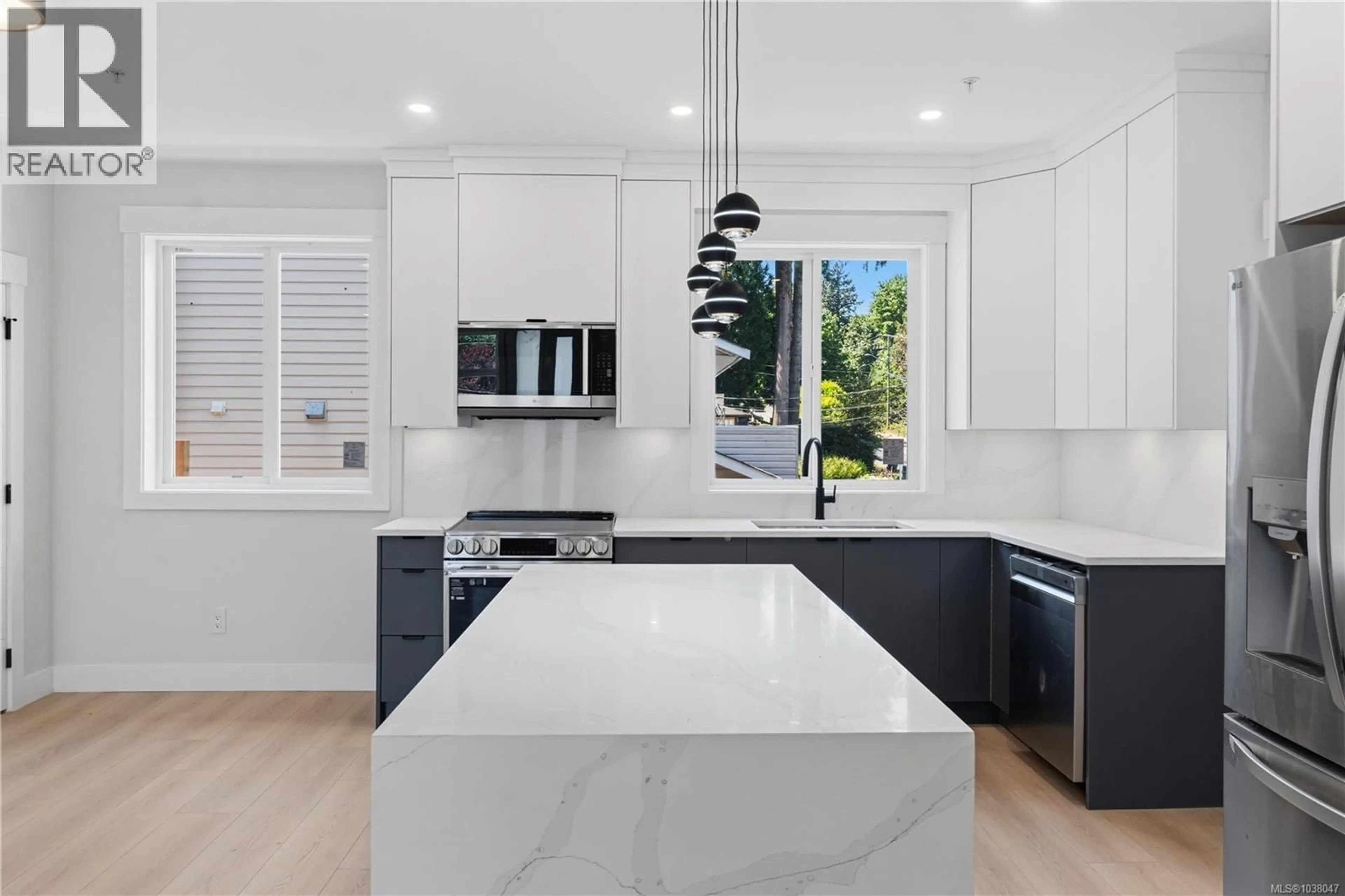 Contemporary kitchen, ceramic/tile floor for 201 - 5311 TOMS TURNABOUT, Nanaimo British Columbia V9T5M9