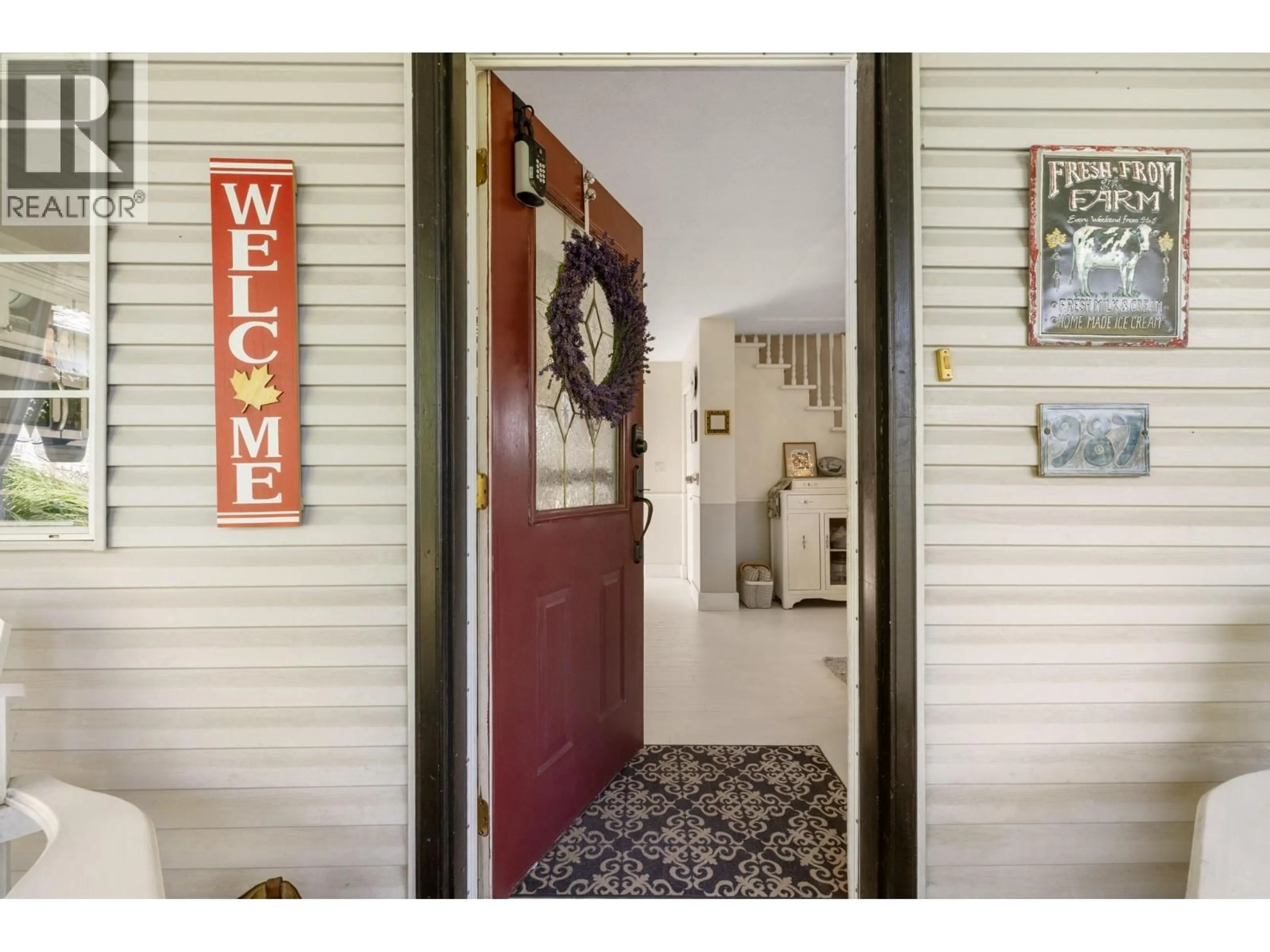 Indoor entryway for 987 GARLAND STREET, Kelowna British Columbia V1Y3M9