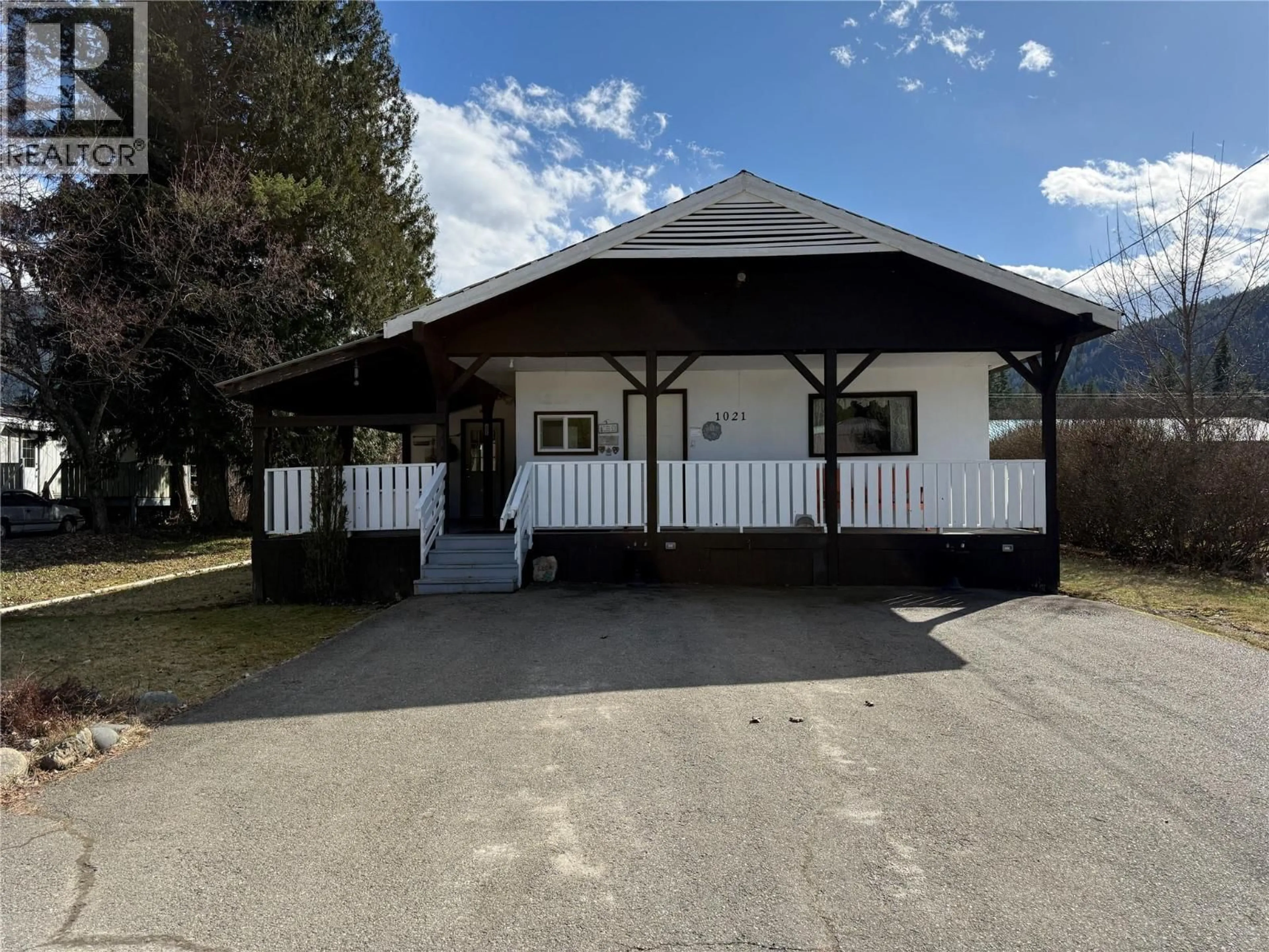 A pic from outside/outdoor area/front of a property/back of a property/a pic from drone, building for 1021 GARDEN ROAD, South Slocan British Columbia V0G2G1