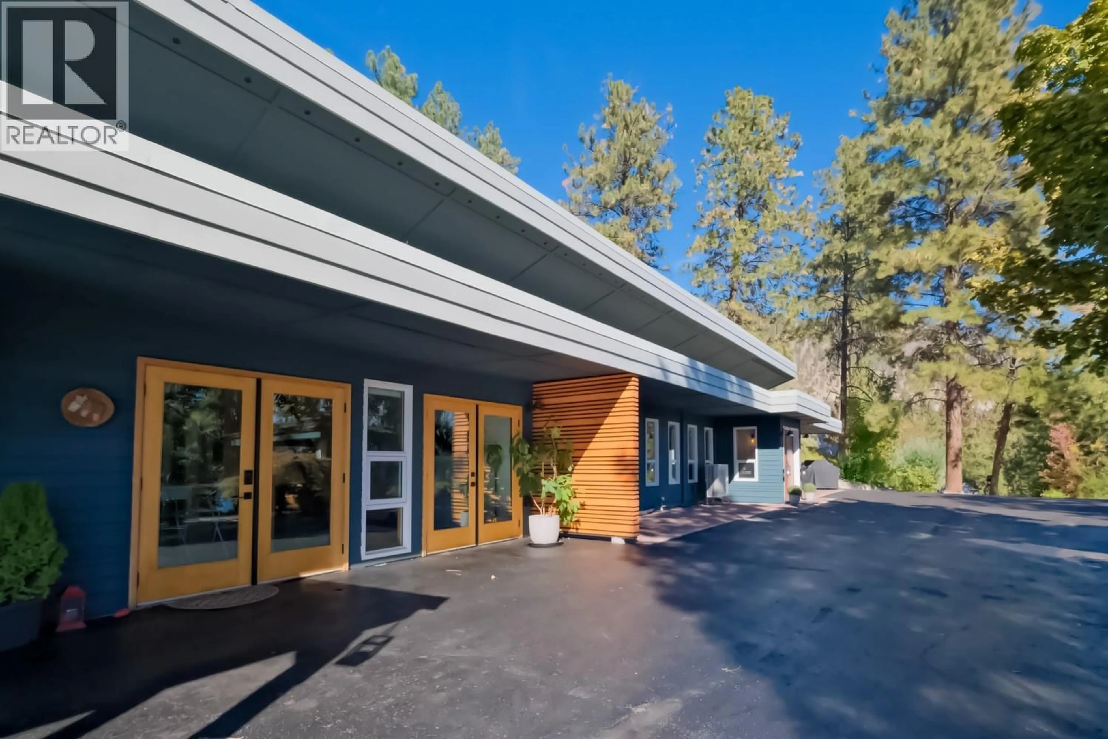 Indoor foyer for 5290 TREPANIER BENCH ROAD, Peachland British Columbia V0H1X2