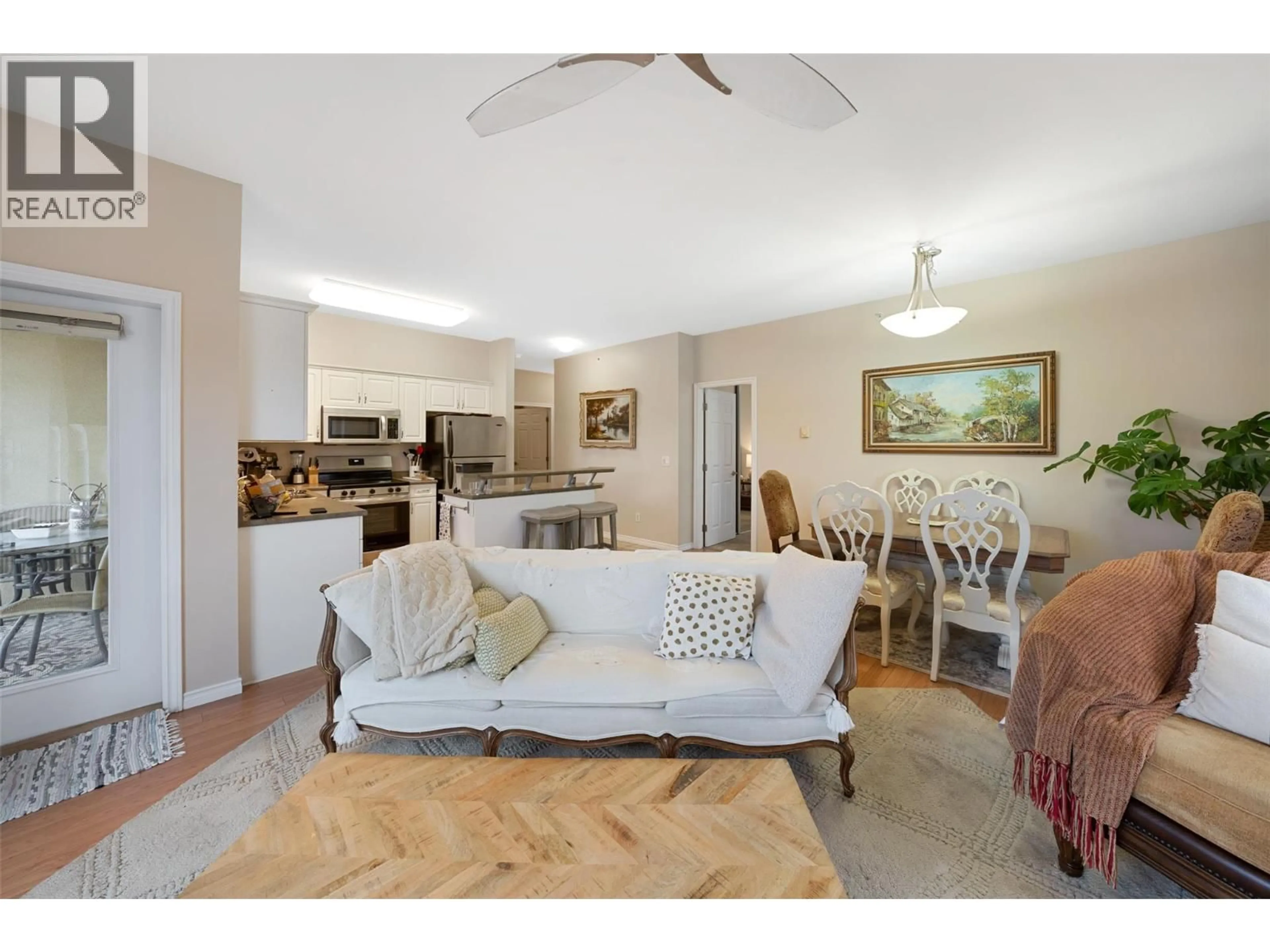 Living room with furniture, unknown for 401 - 1125 BERNARD AVENUE, Kelowna British Columbia V1Y6R3