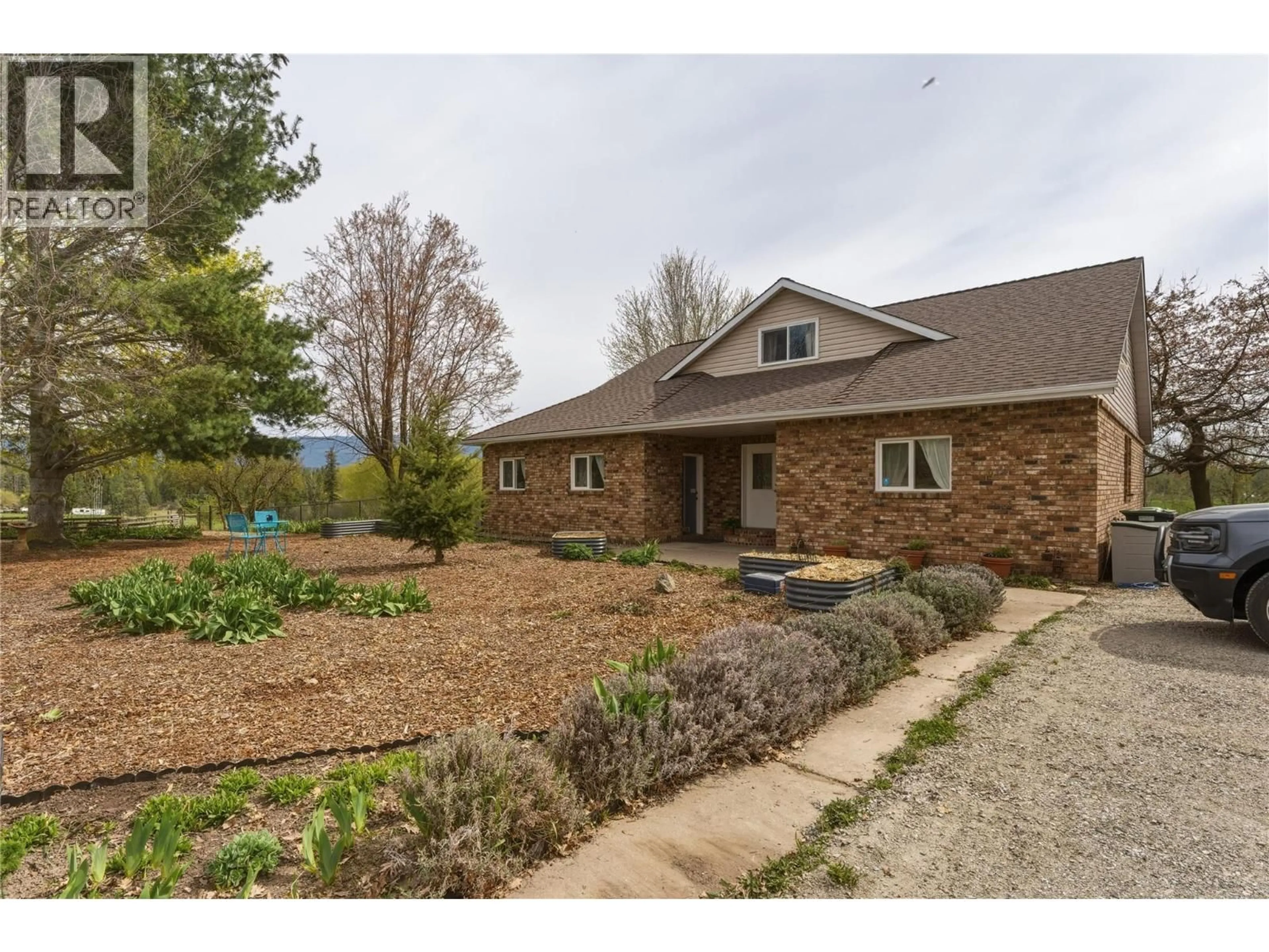 A pic from outside/outdoor area/front of a property/back of a property/a pic from drone, water/lake/river/ocean view for 5271 PYOTT ROAD, Spallumcheen British Columbia V4Y0M6