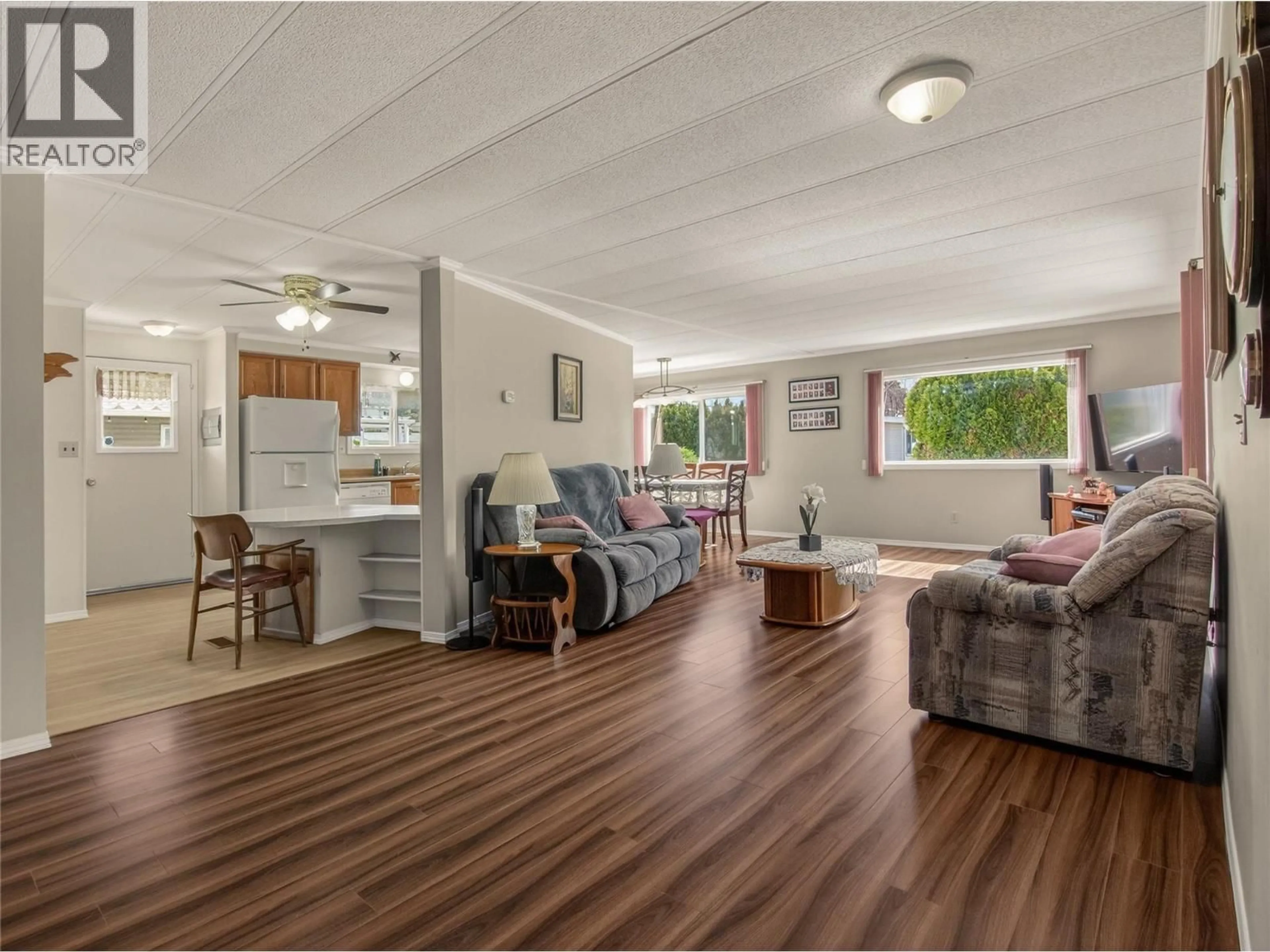 Living room with furniture, wood/laminate floor for 176 - 321 YORKTON AVENUE, Penticton British Columbia V2A3V6