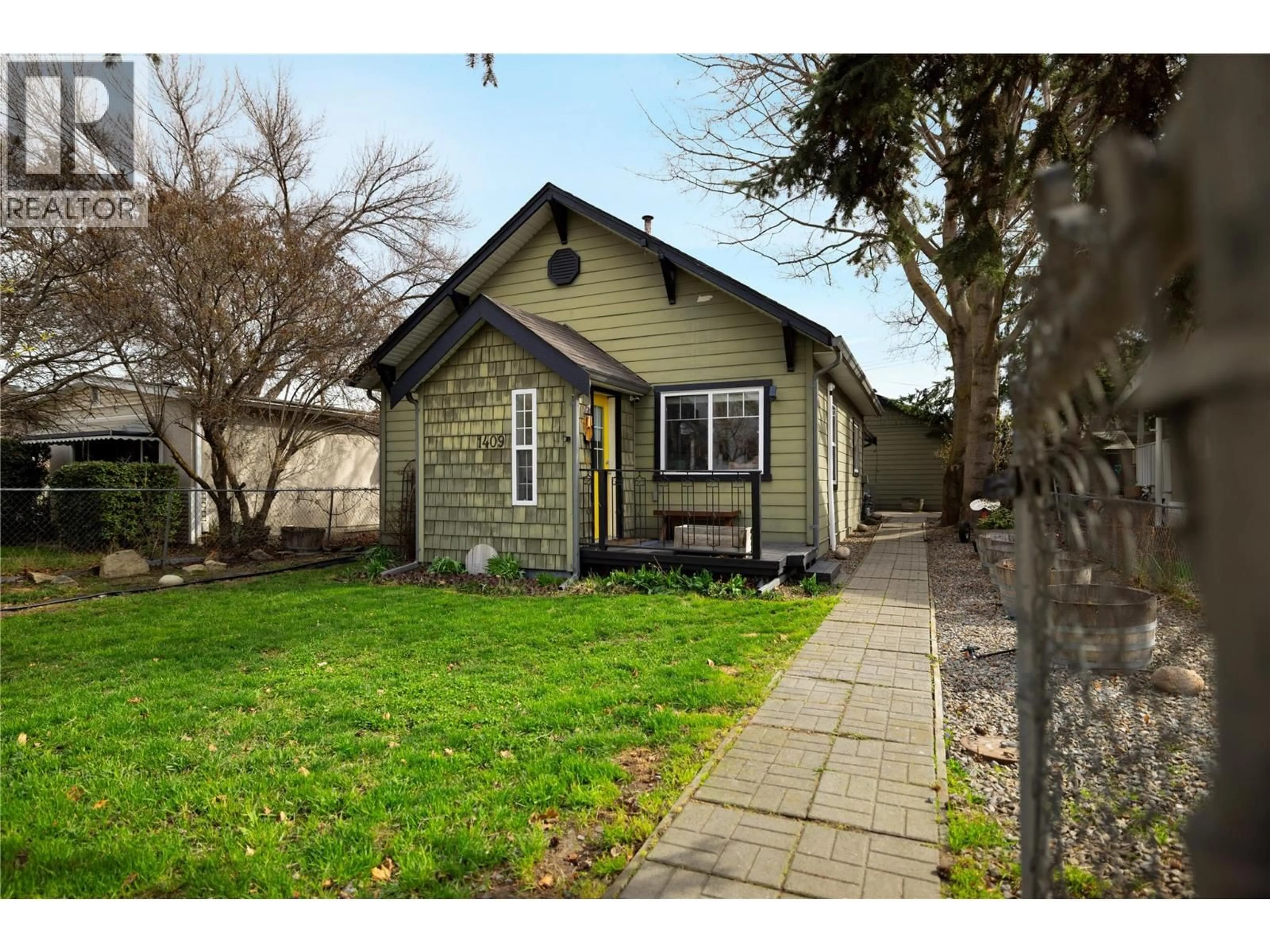 Home with vinyl exterior material, street for 1409 ETHEL STREET, Kelowna British Columbia V1Y2X5