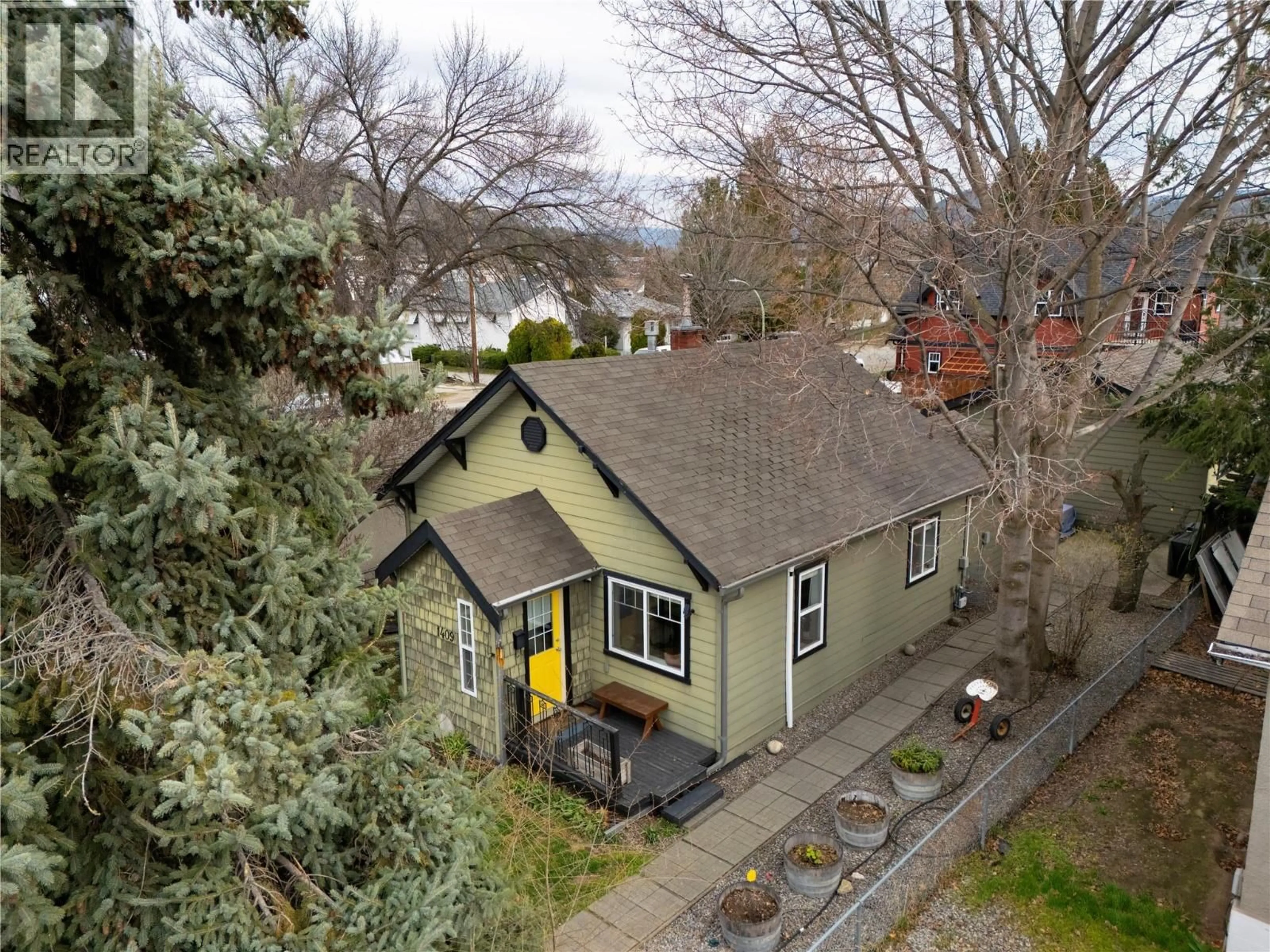 A pic from outside/outdoor area/front of a property/back of a property/a pic from drone, street for 1409 ETHEL STREET, Kelowna British Columbia V1Y2X5