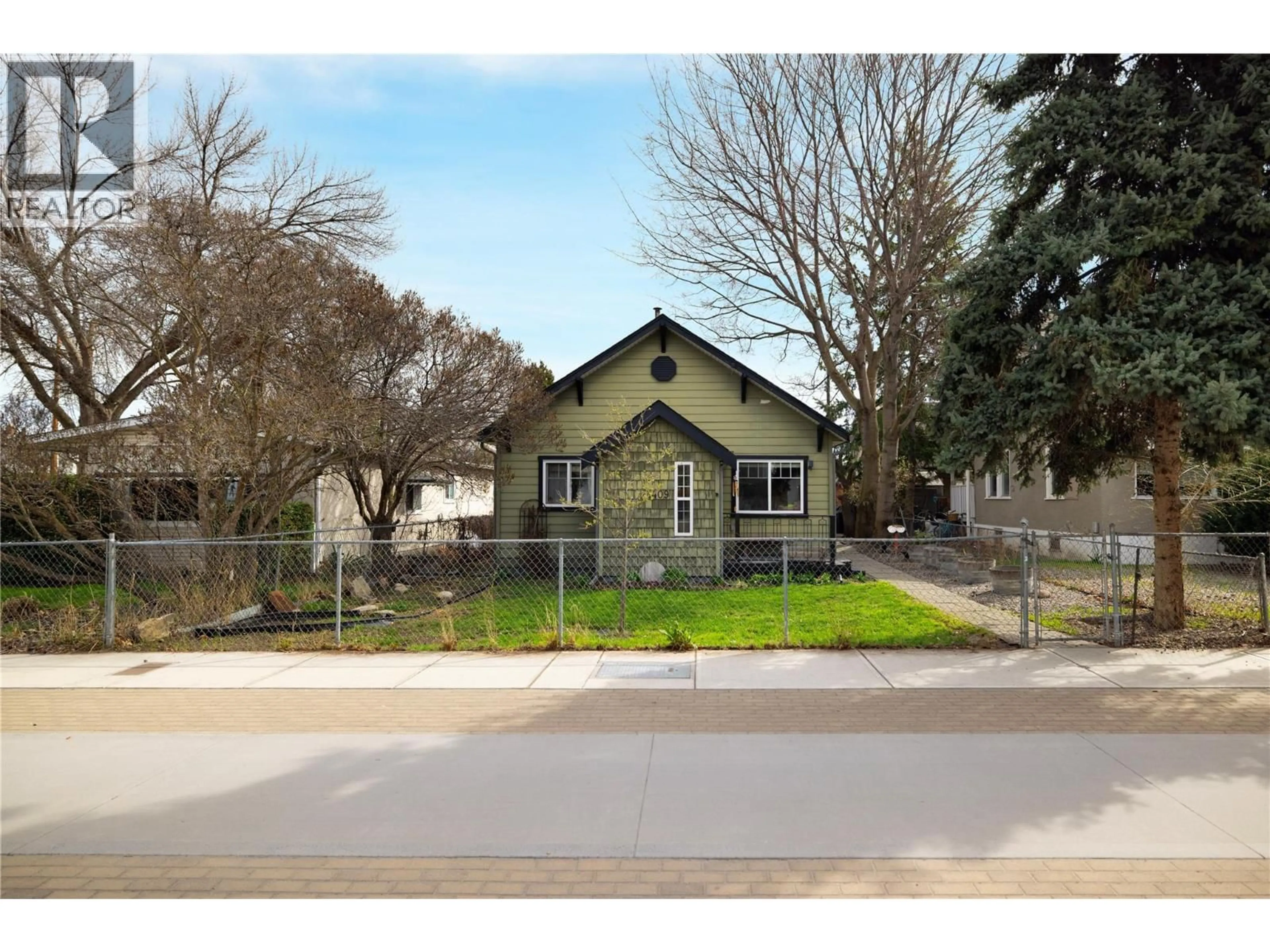 A pic from outside/outdoor area/front of a property/back of a property/a pic from drone, street for 1409 ETHEL STREET, Kelowna British Columbia V1Y2X5