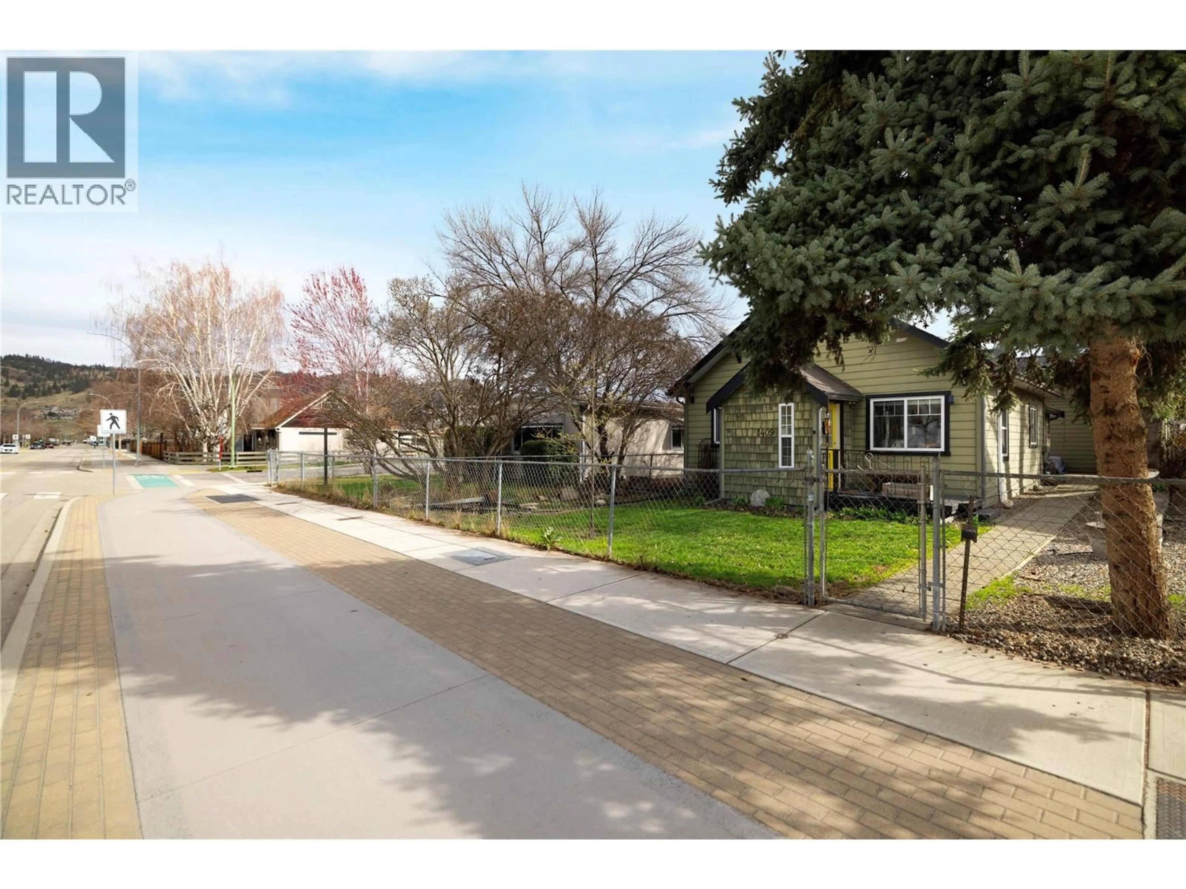 A pic from outside/outdoor area/front of a property/back of a property/a pic from drone, street for 1409 ETHEL STREET, Kelowna British Columbia V1Y2X5