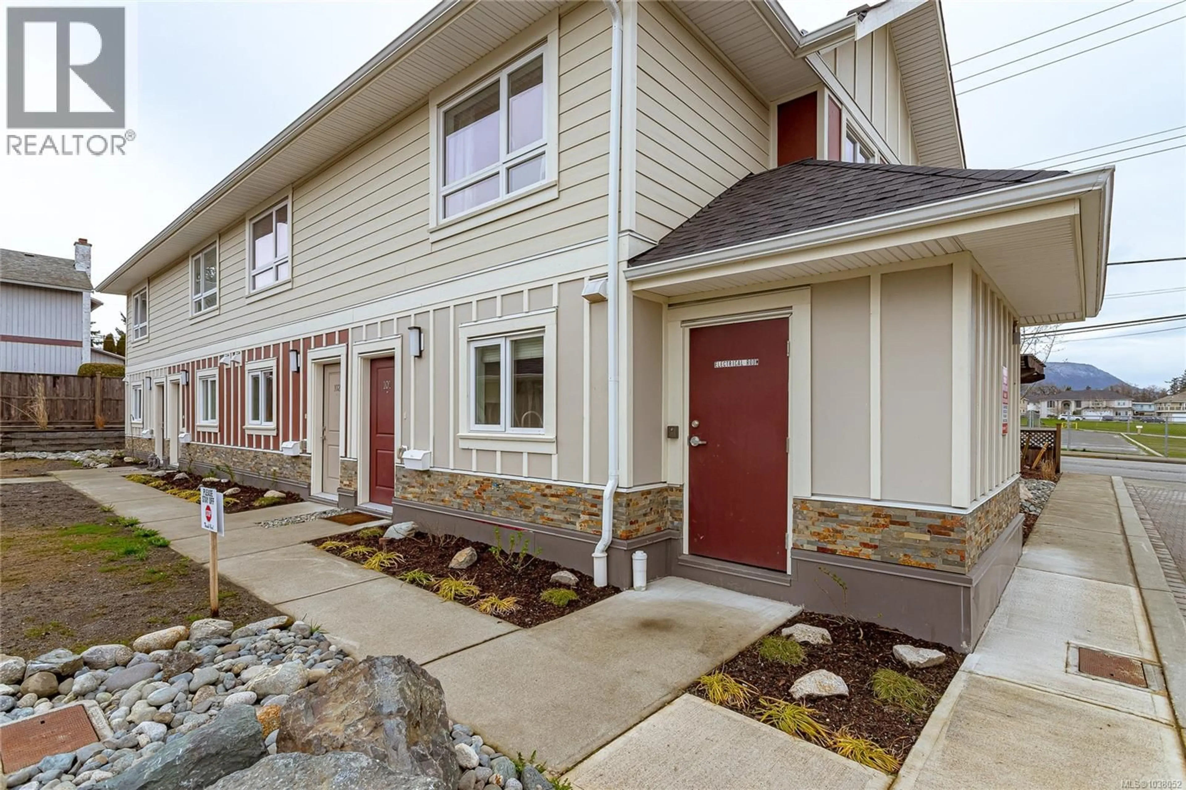 Home with vinyl exterior material, street for 101 - 3248 SHERMAN ROAD, Duncan British Columbia V9L4B4