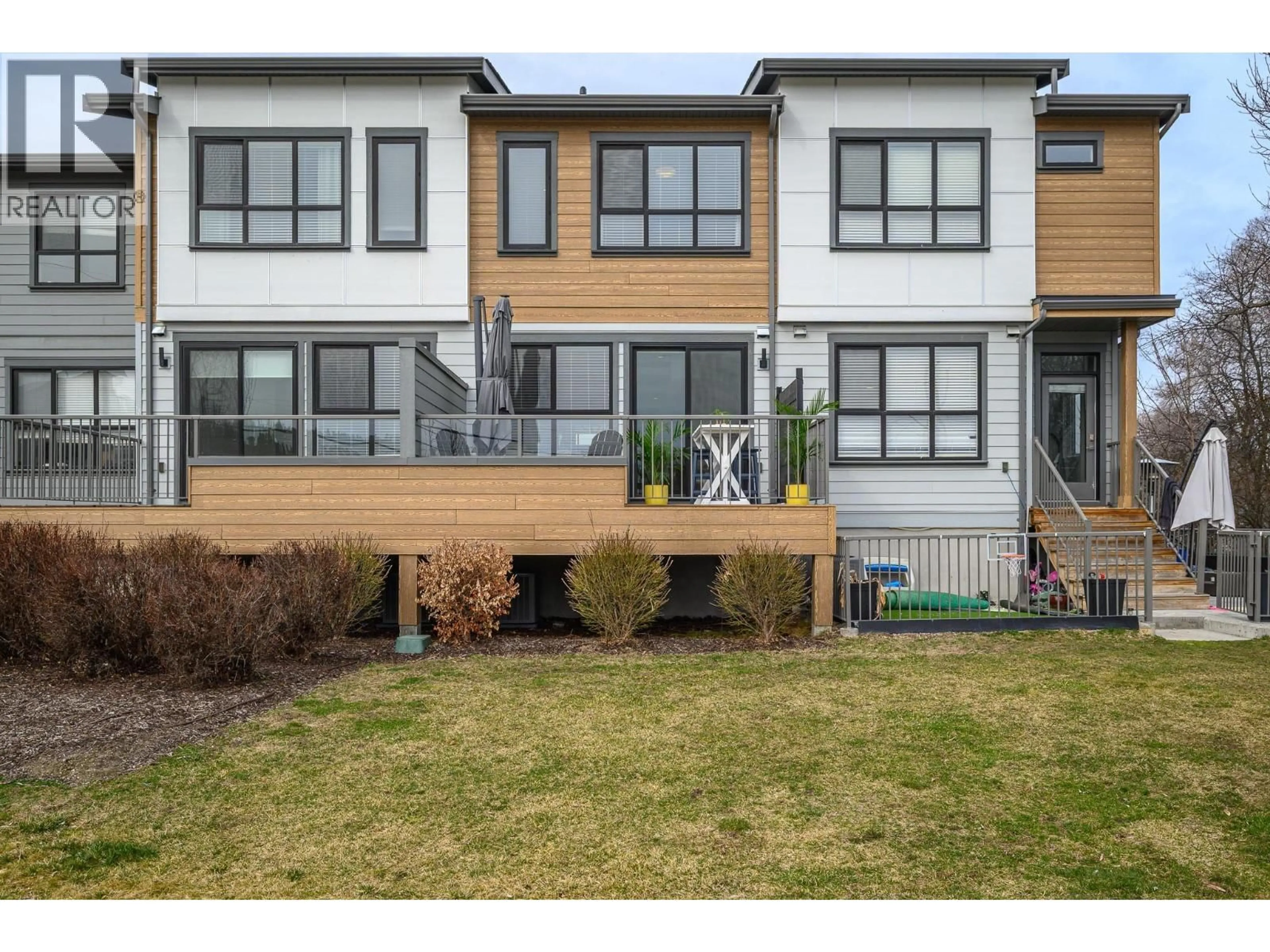 Home with vinyl exterior material, street for 402 - 11581 ROGERS ROAD, Lake Country British Columbia V4V1X8