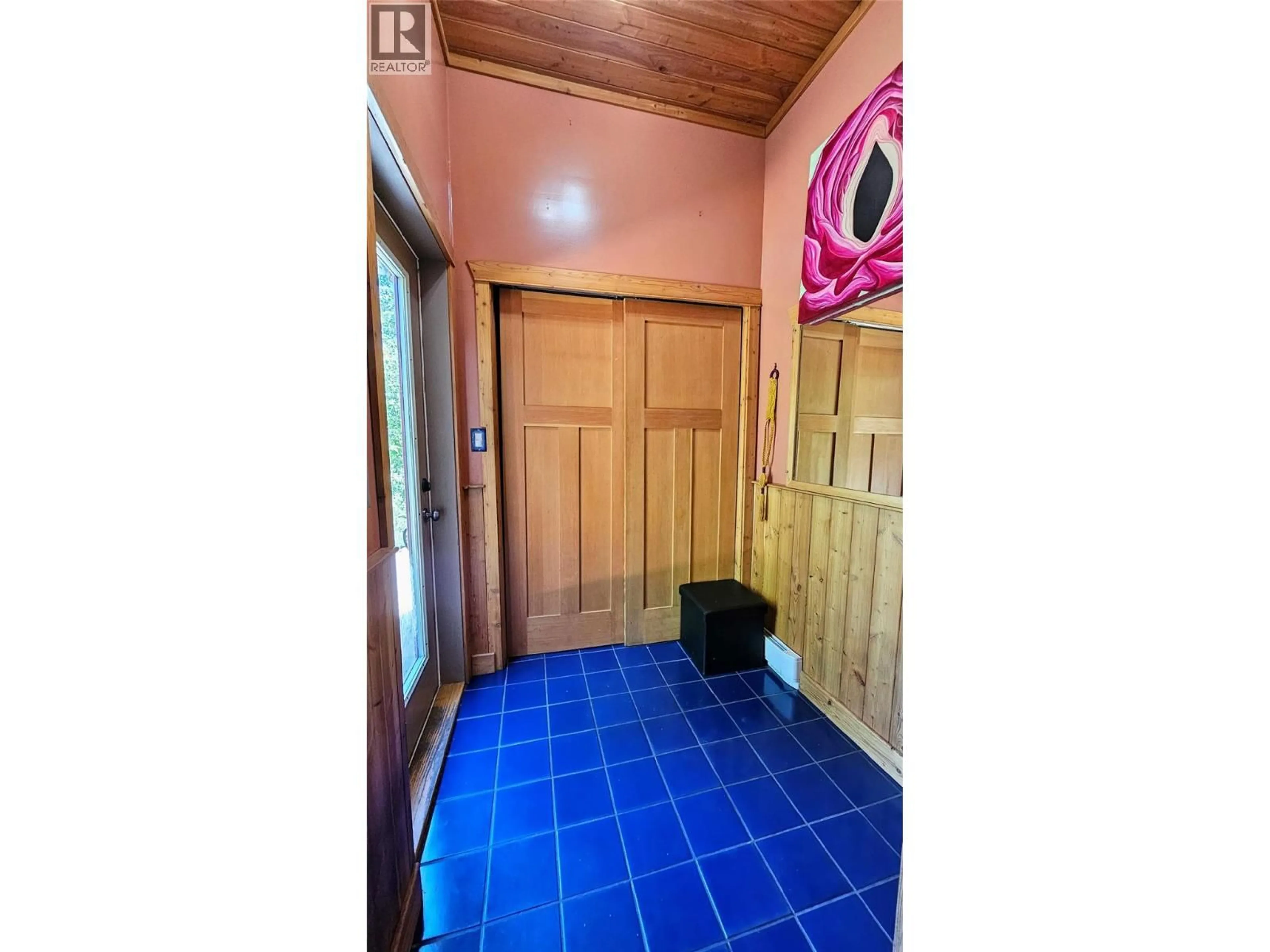 Indoor entryway for 8496 B PROCTER ROAD EAST, Procter British Columbia V1L0B7