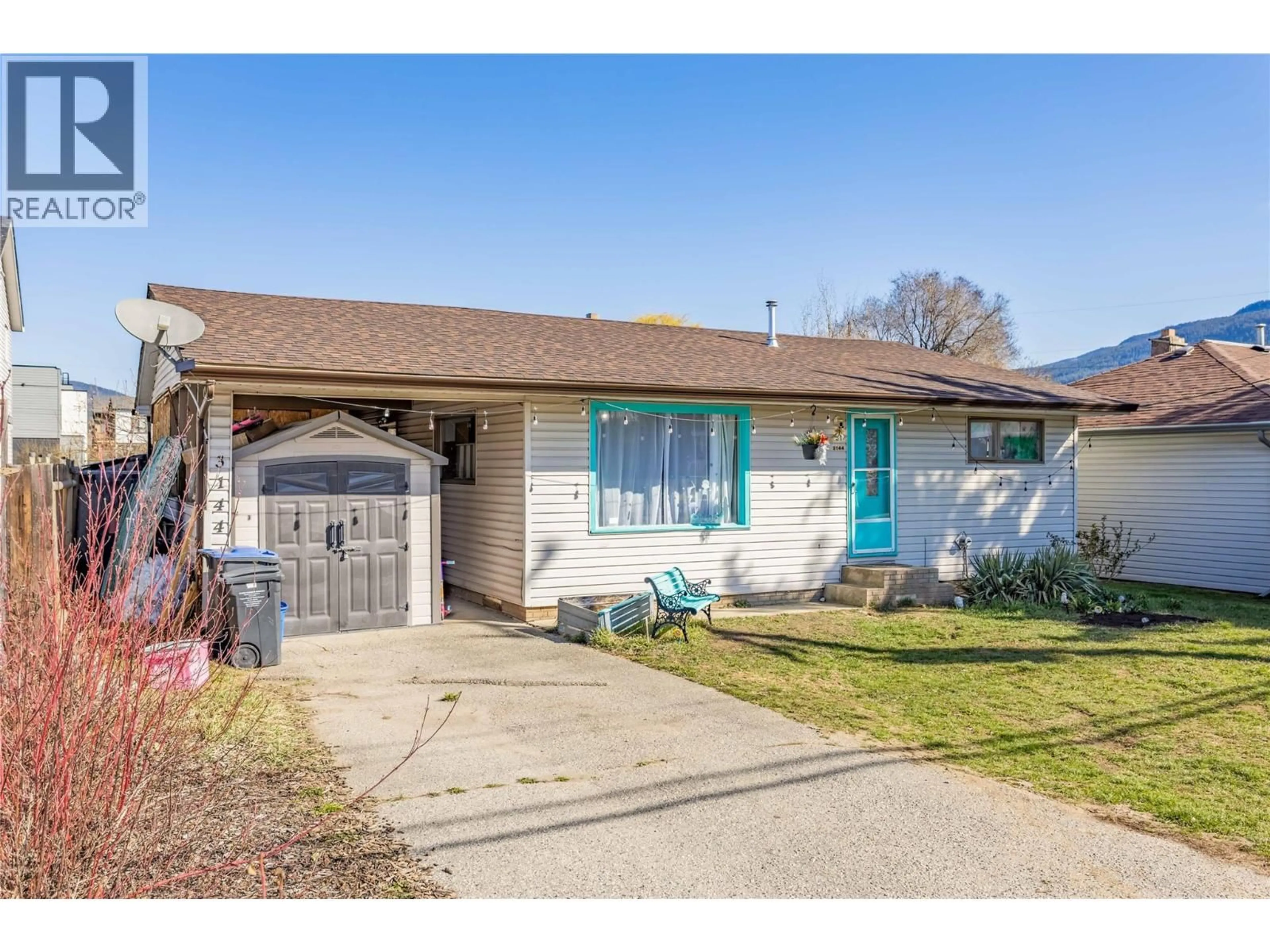 Home with vinyl exterior material, street for 3144 WOODSDALE ROAD, Lake Country British Columbia V4V1X8