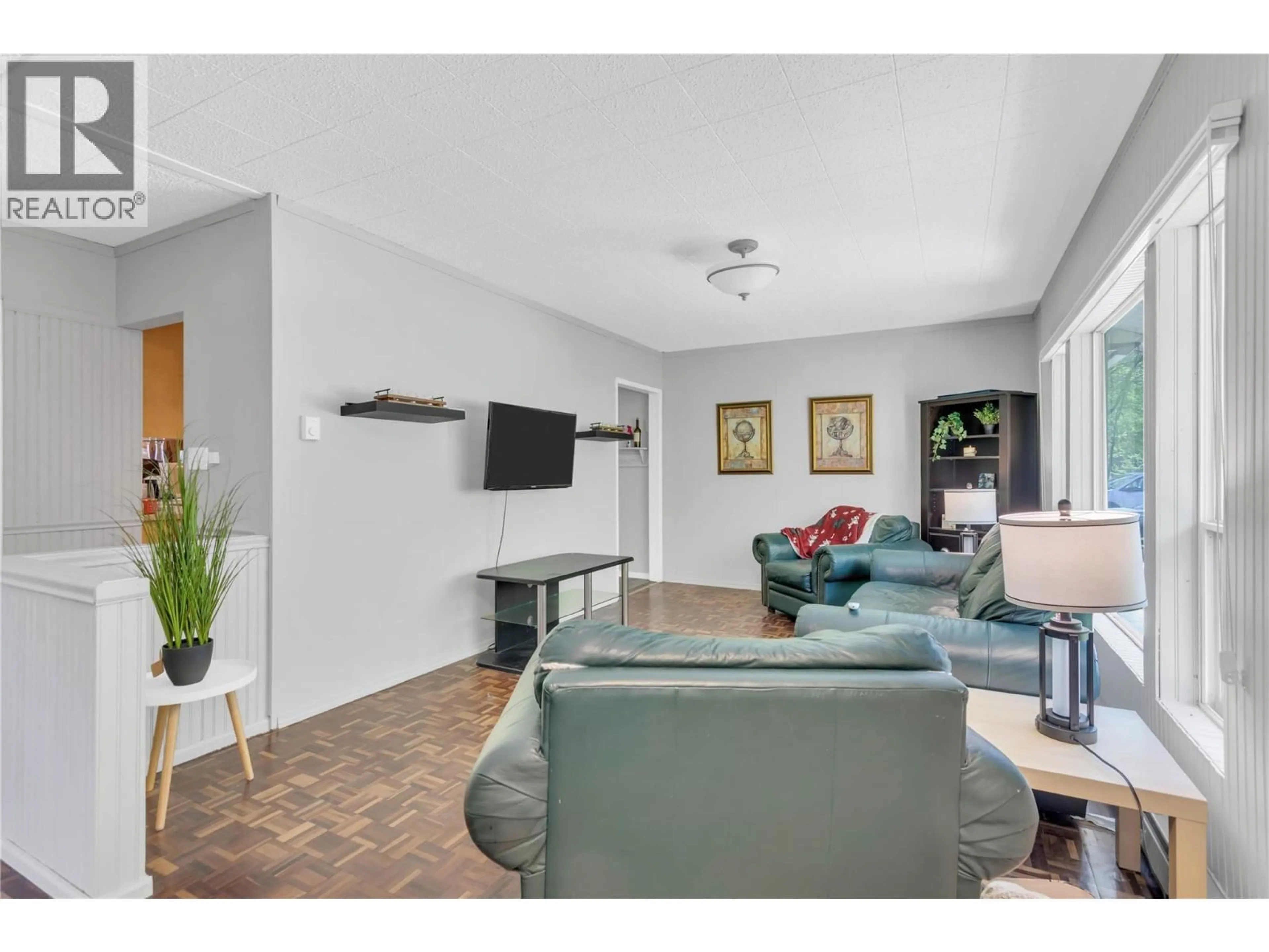 Living room with furniture, unknown for 365 CLIFTON ROAD, Kelowna British Columbia V1V1A4