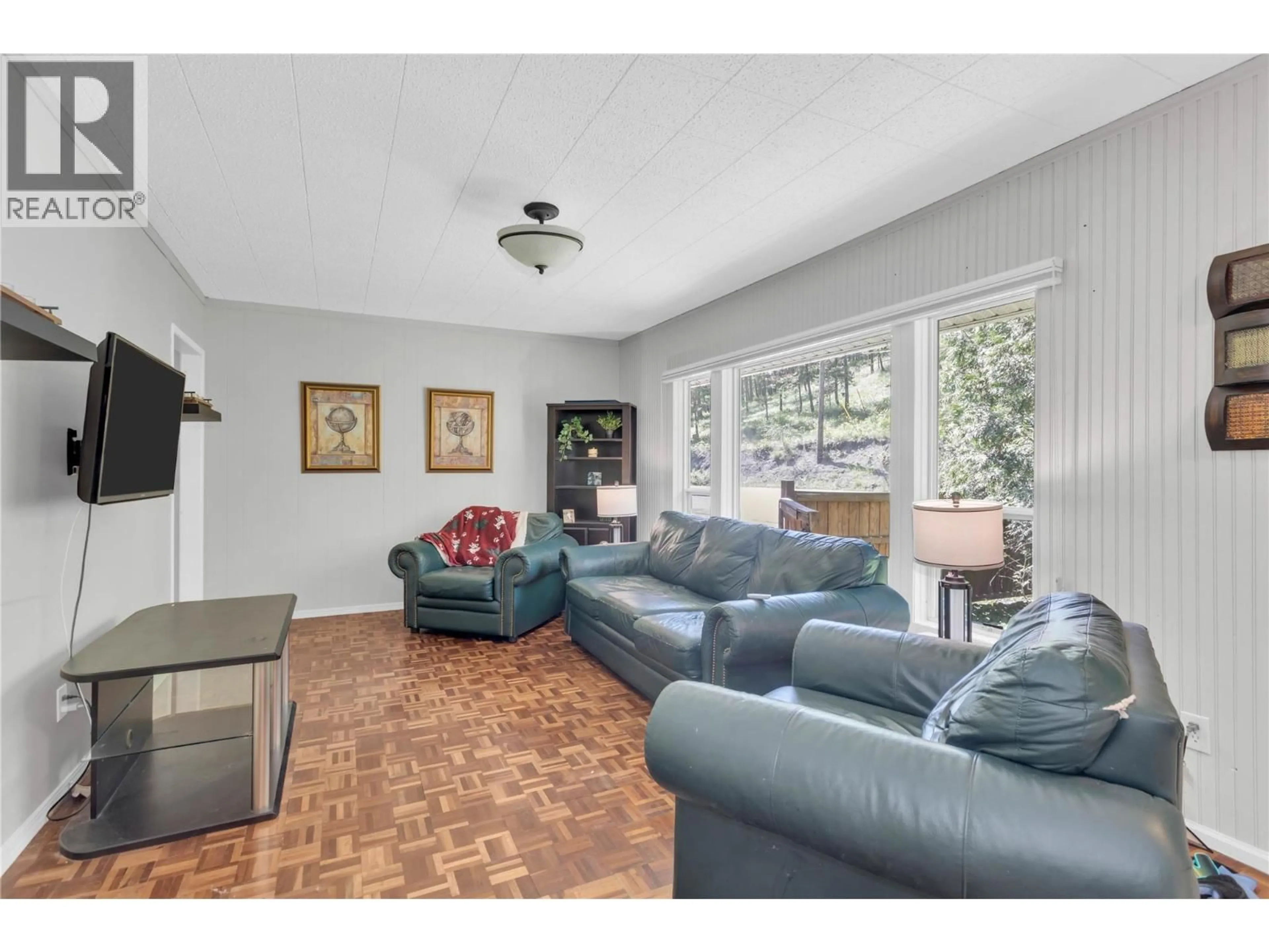 Living room with furniture, unknown for 365 CLIFTON ROAD, Kelowna British Columbia V1V1A4