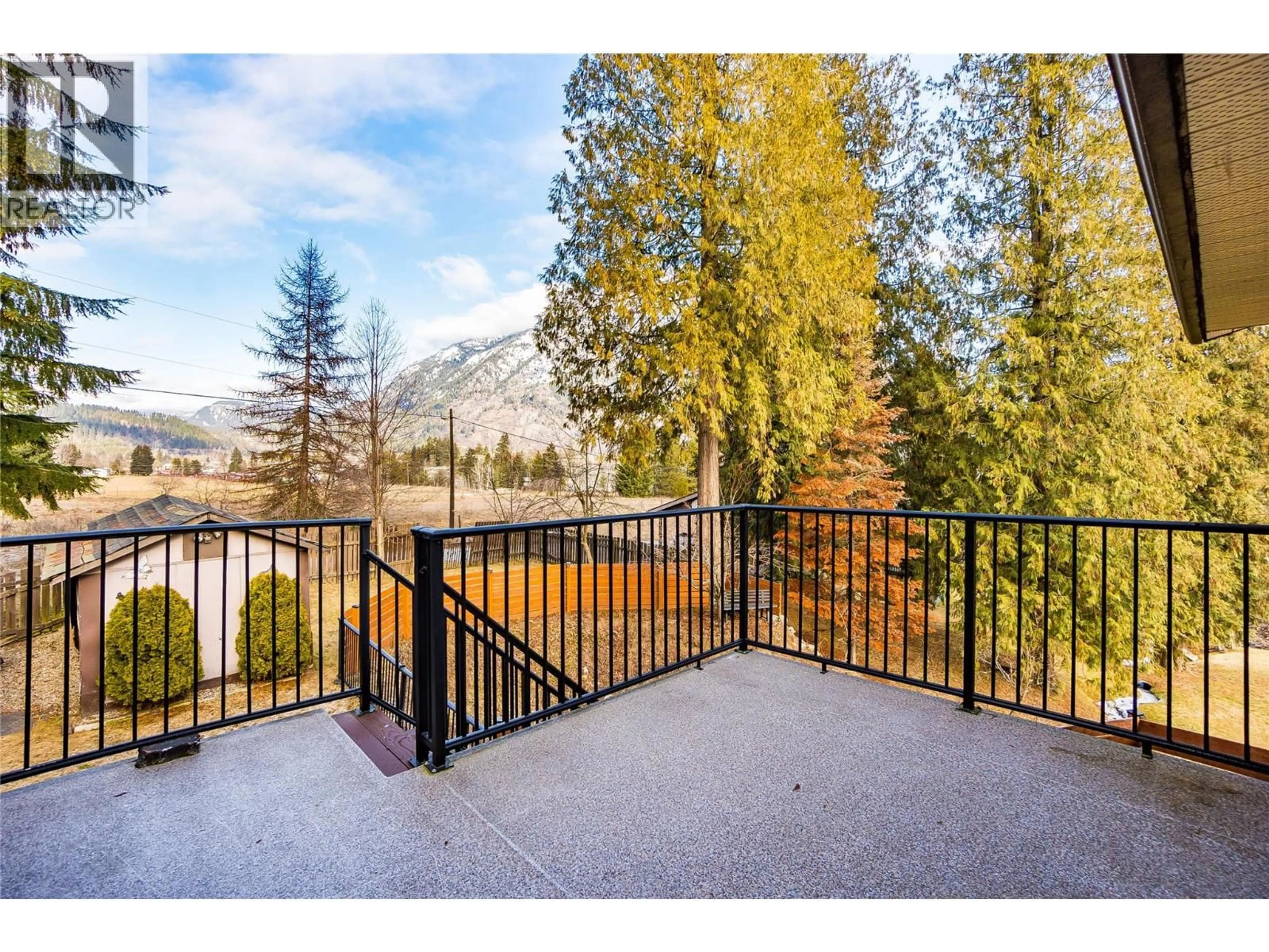 Patio, water/lake/river/ocean view for 716 LYNNWOOD CRESCENT, Castlegar British Columbia V1N1E2