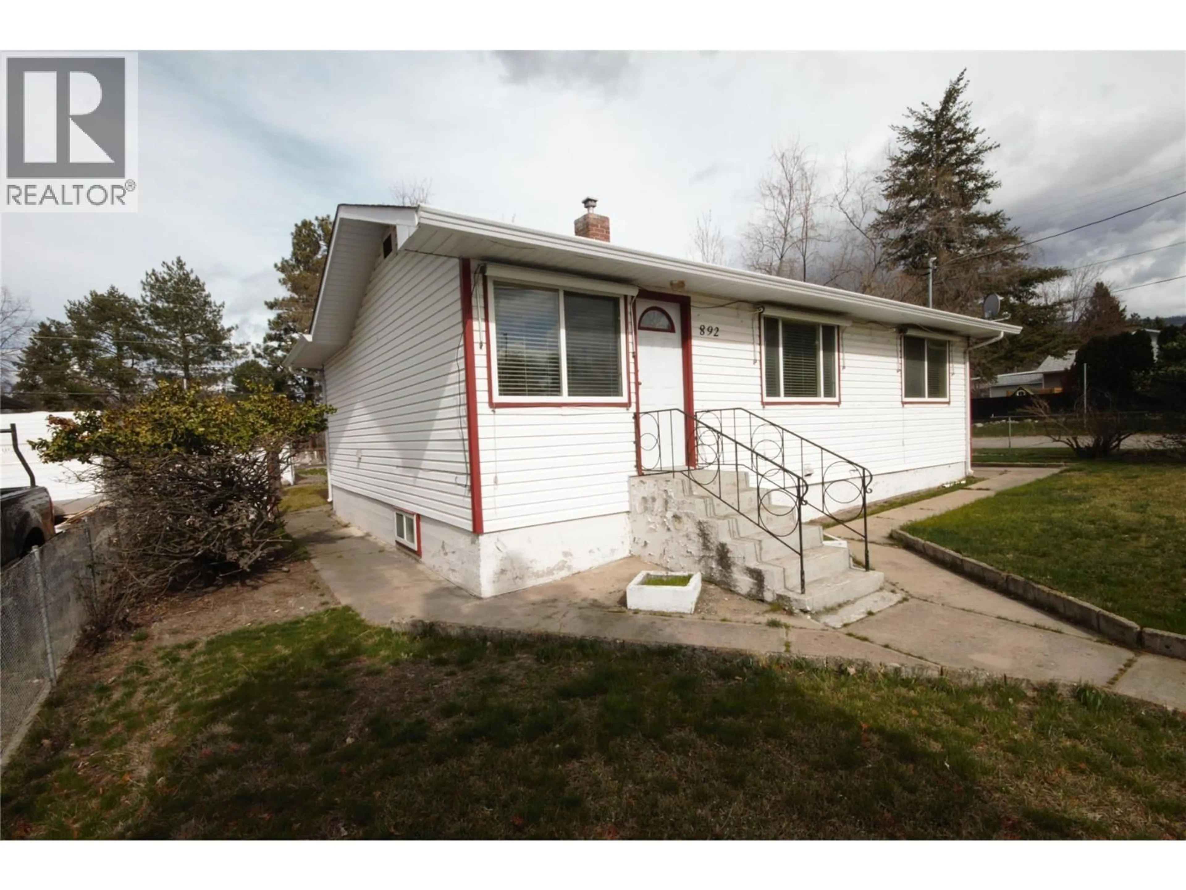 Home with vinyl exterior material, street for 892 MCKINNEY ROAD, Oliver British Columbia V0H1T3