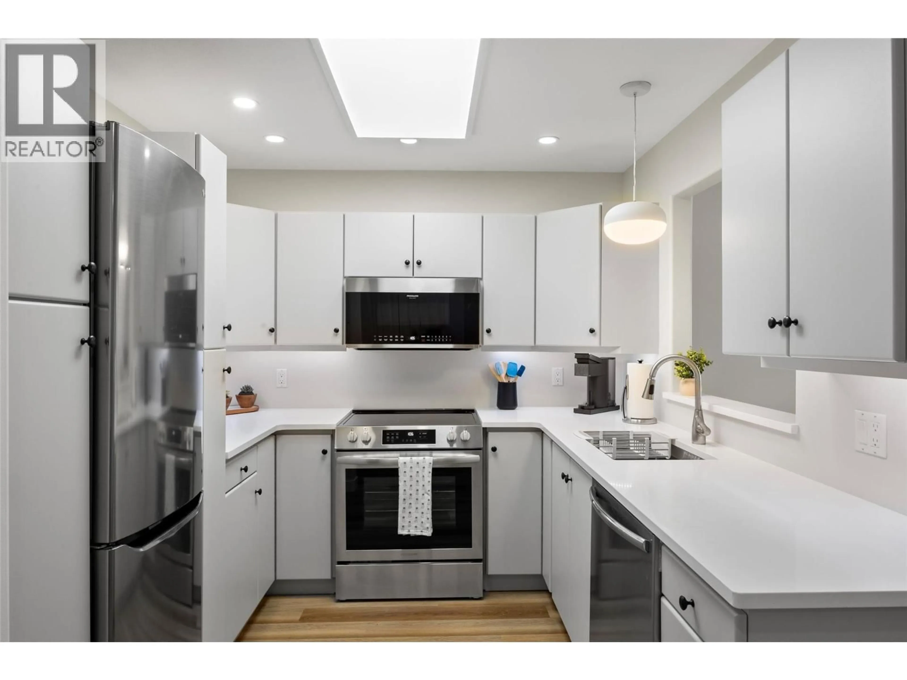 Standard kitchen, unknown for 203 - 490 LORNE STREET, Kamloops British Columbia V2C1W3