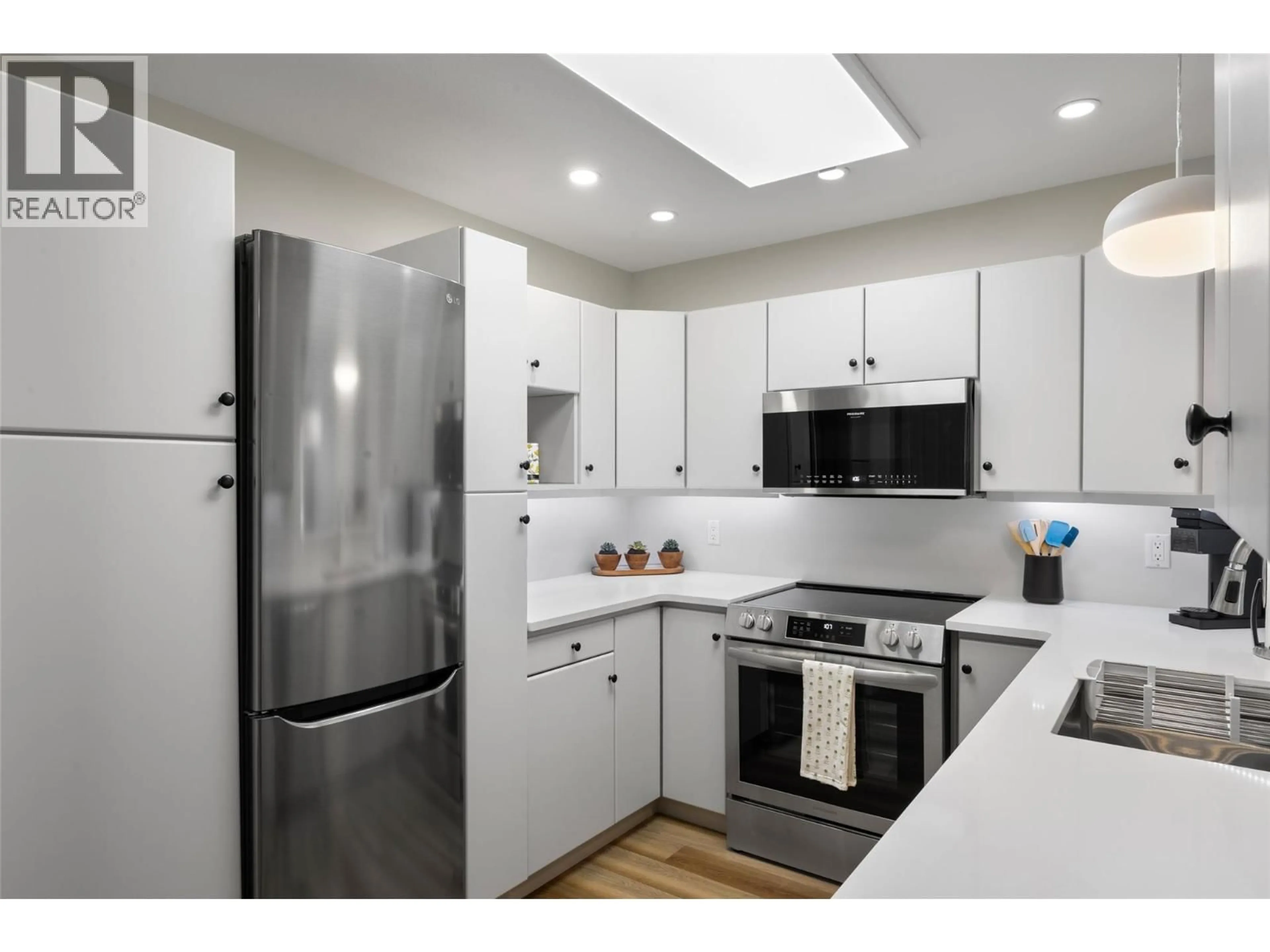 Standard kitchen, unknown for 203 - 490 LORNE STREET, Kamloops British Columbia V2C1W3