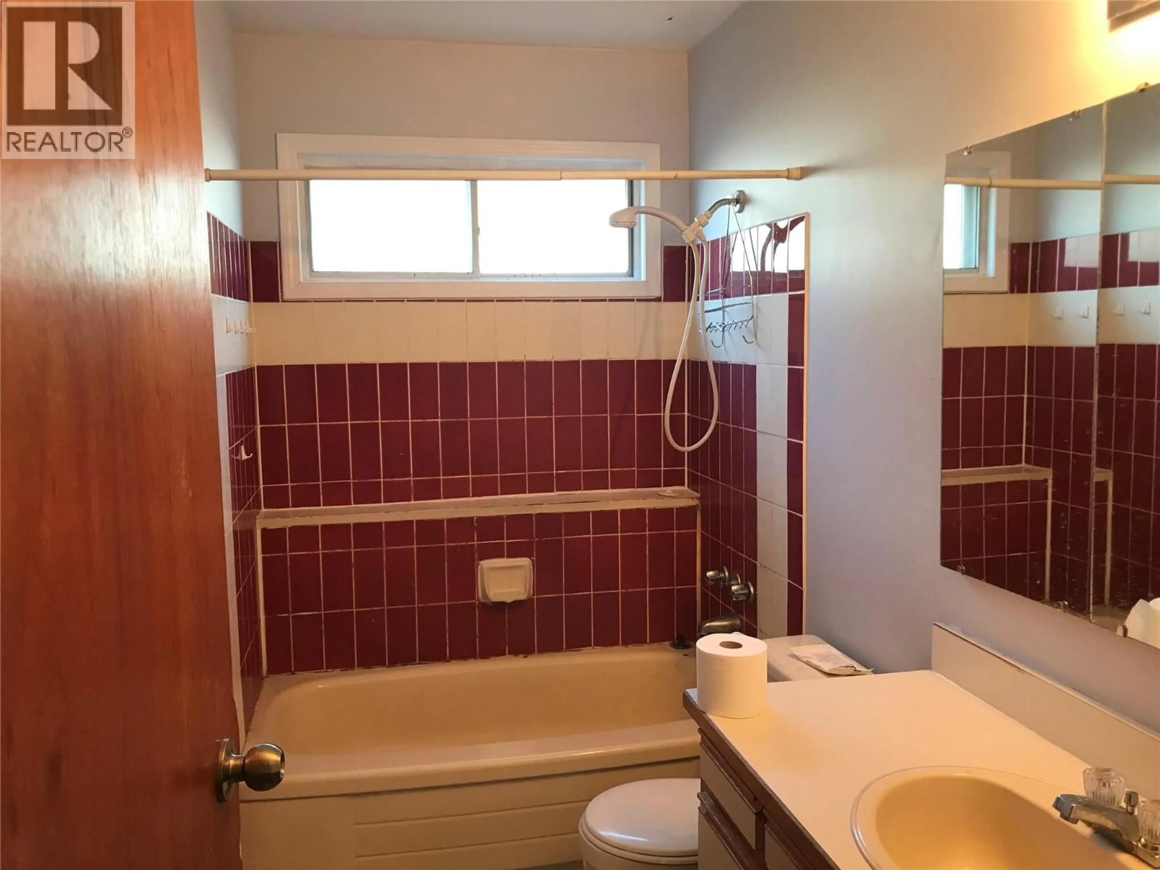 Standard bathroom, ceramic/tile floor for 2112 ETHEL STREET, Kelowna British Columbia V1Y2Z8