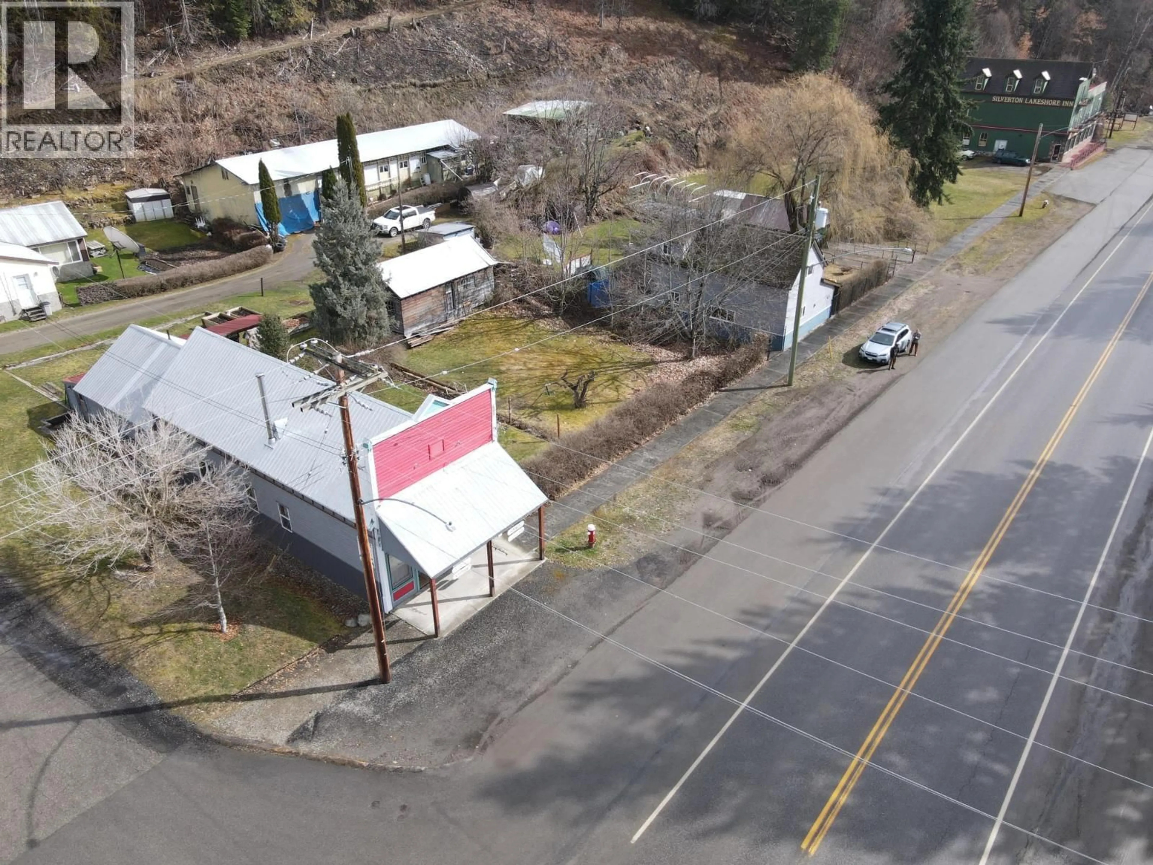 A pic from outside/outdoor area/front of a property/back of a property/a pic from drone, street for 124 LAKE AVENUE, Silverton British Columbia V0G1S0