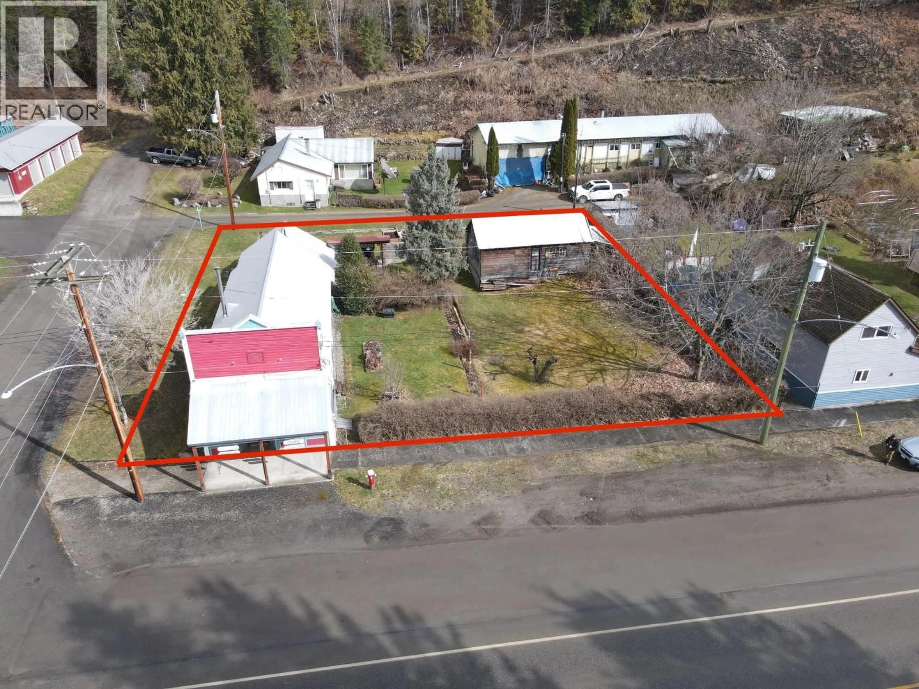 A pic from outside/outdoor area/front of a property/back of a property/a pic from drone, building for 124 LAKE AVENUE, Silverton British Columbia V0G1S0
