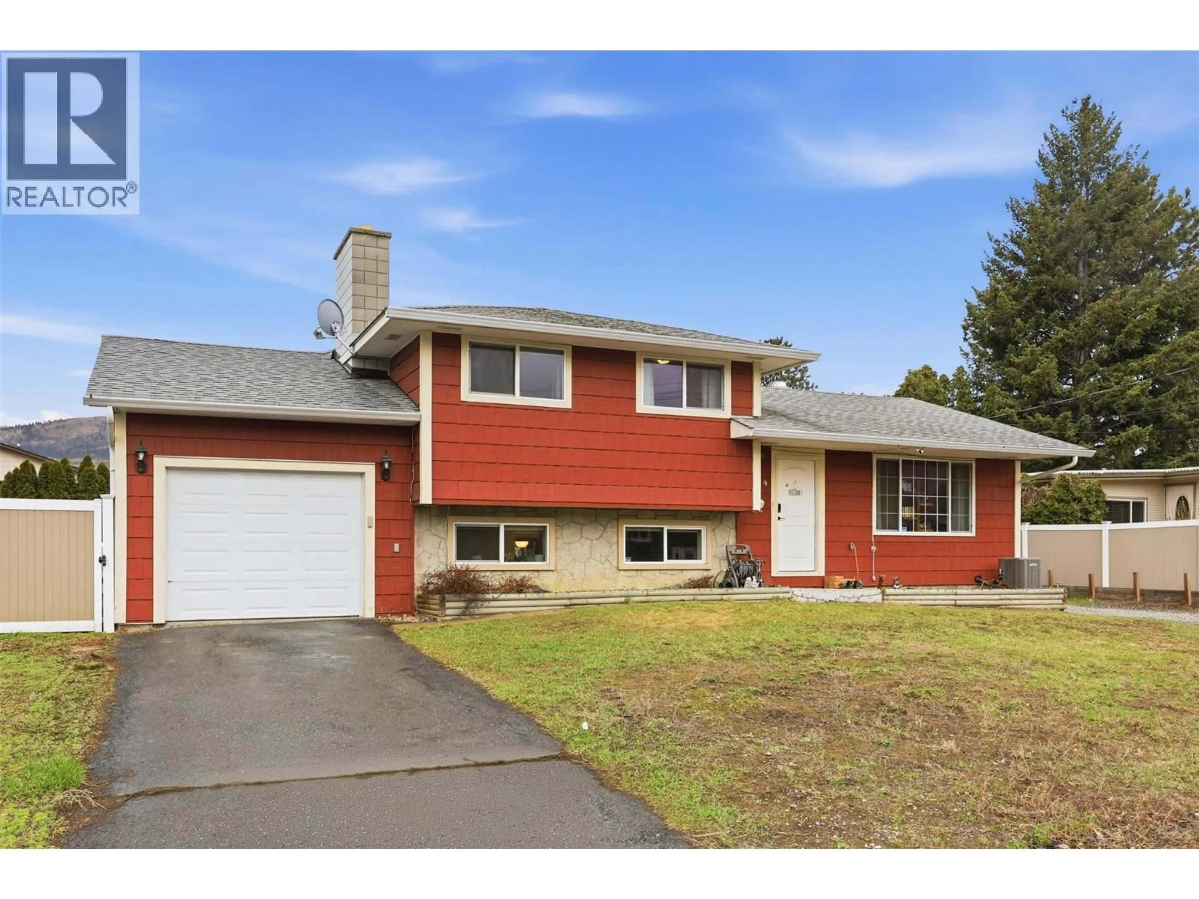 Home with vinyl exterior material, street for 2569 CRESTLINE PLACE, Kamloops British Columbia V2B4V5