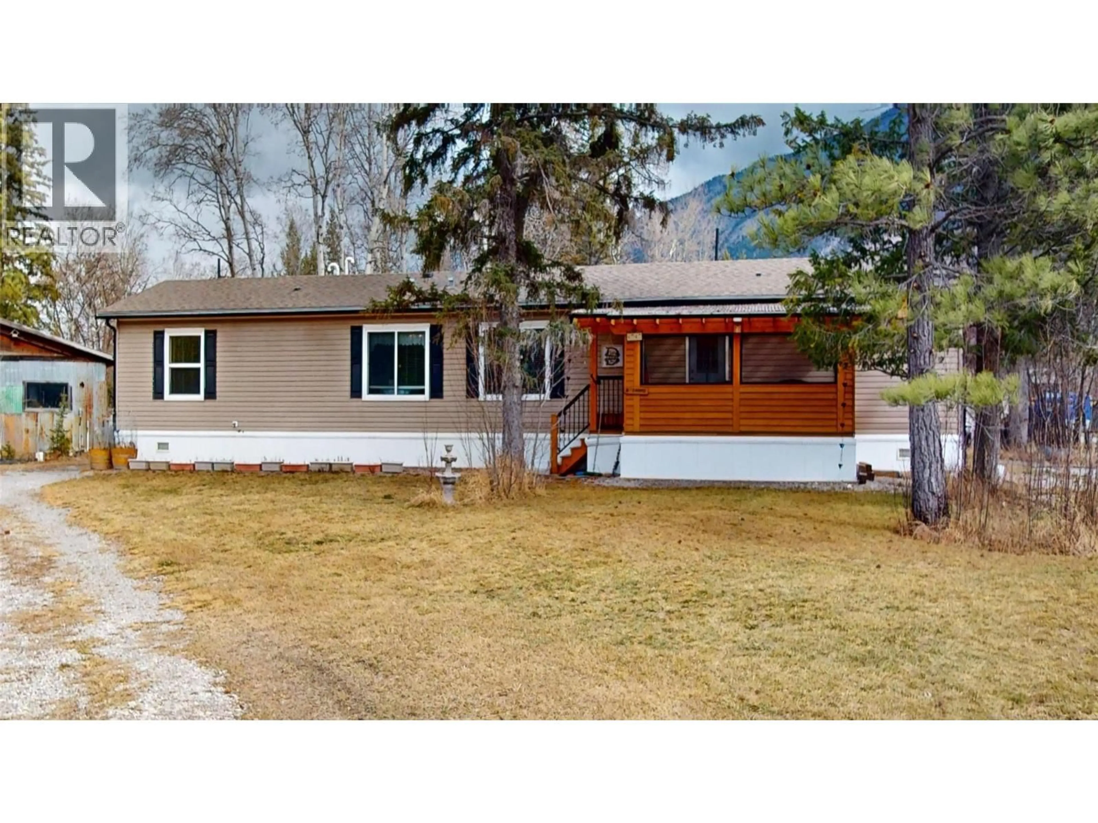 Home with vinyl exterior material, street for 4747 WILLOW AVENUE, Canal Flats British Columbia V0B1B0