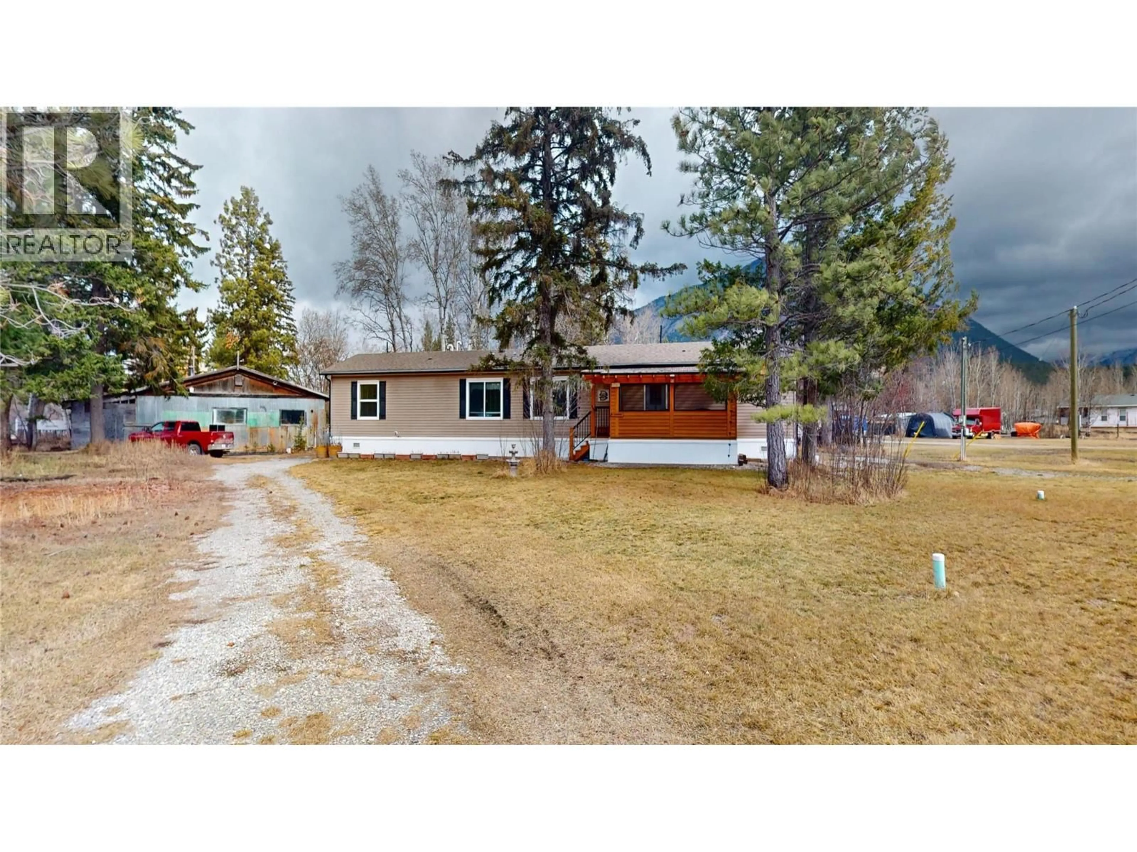A pic from outside/outdoor area/front of a property/back of a property/a pic from drone, street for 4747 WILLOW AVENUE, Canal Flats British Columbia V0B1B0