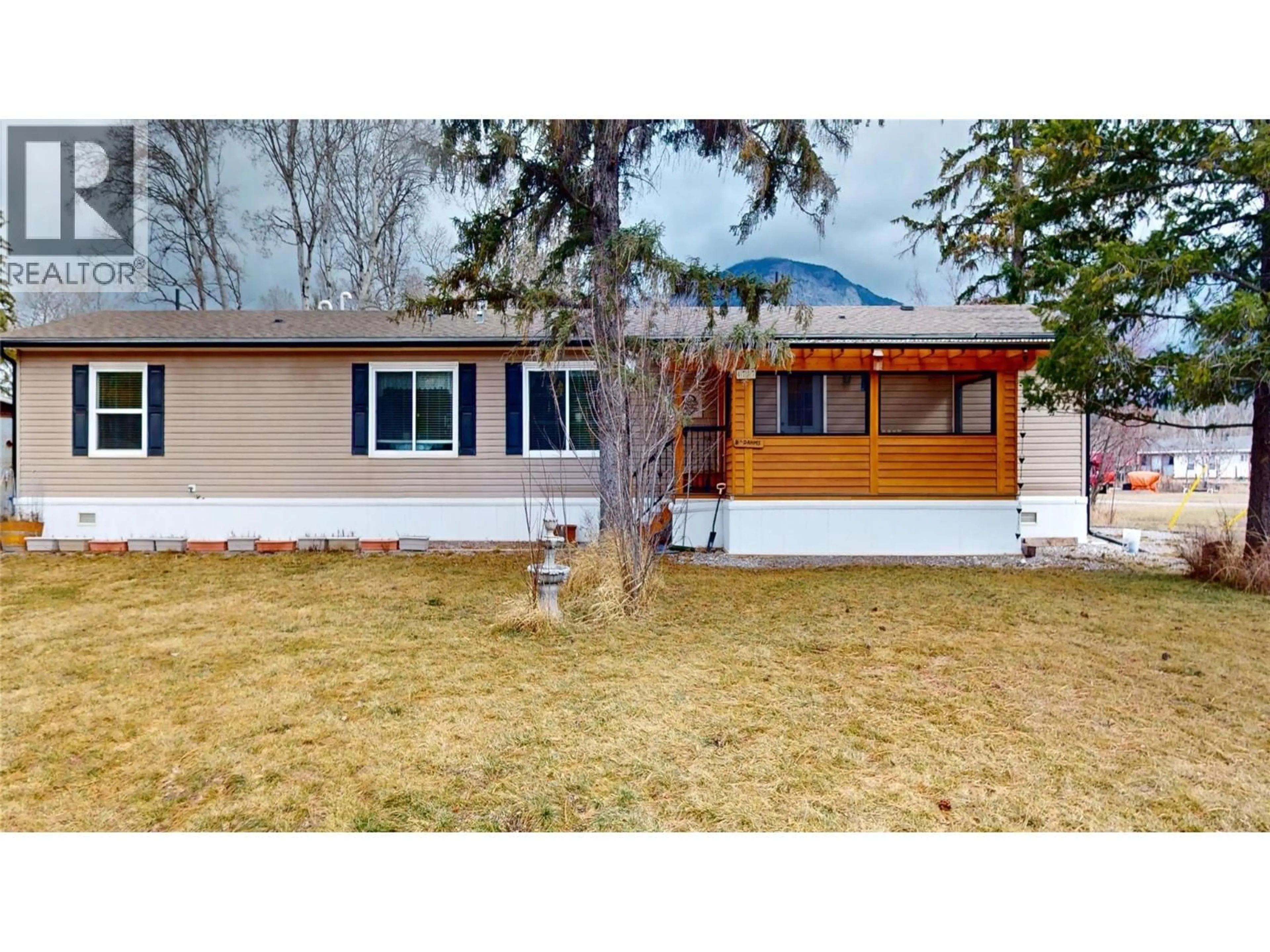 Home with vinyl exterior material, street for 4747 WILLOW AVENUE, Canal Flats British Columbia V0B1B0