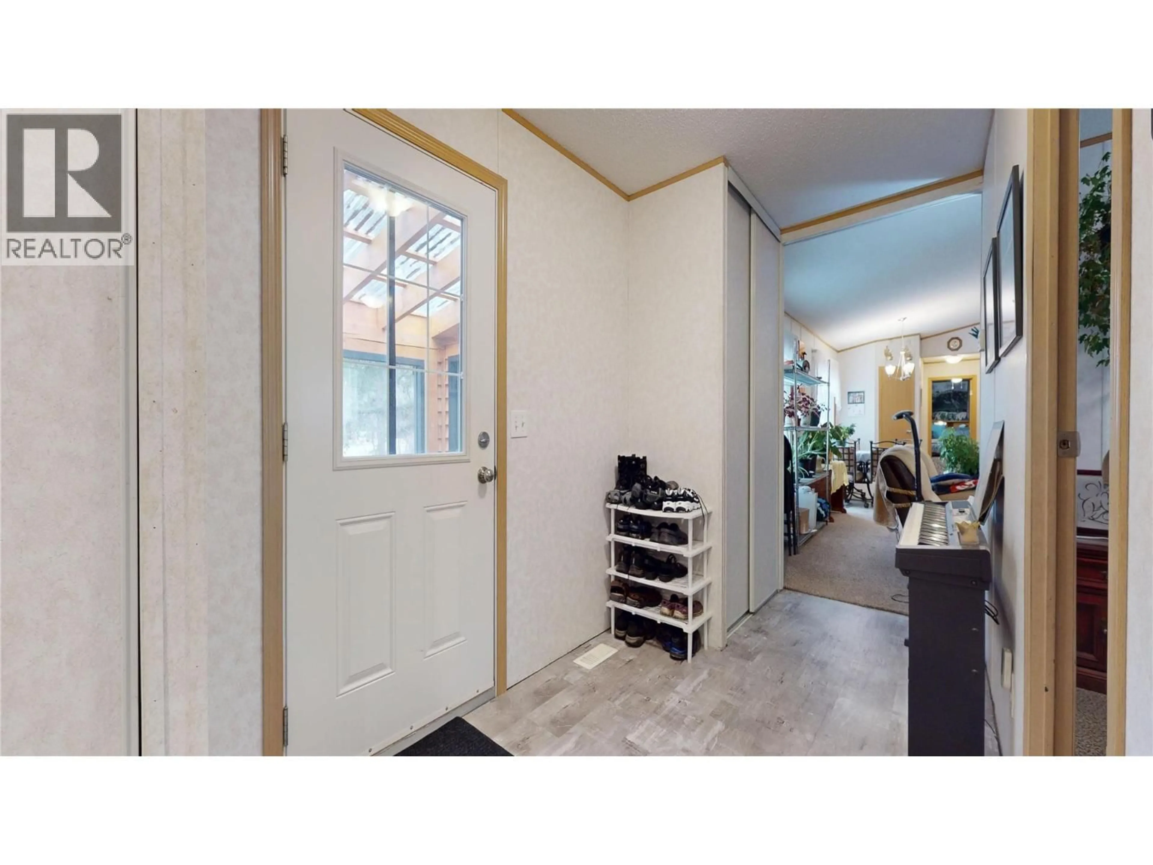 Indoor entryway for 4747 WILLOW AVENUE, Canal Flats British Columbia V0B1B0