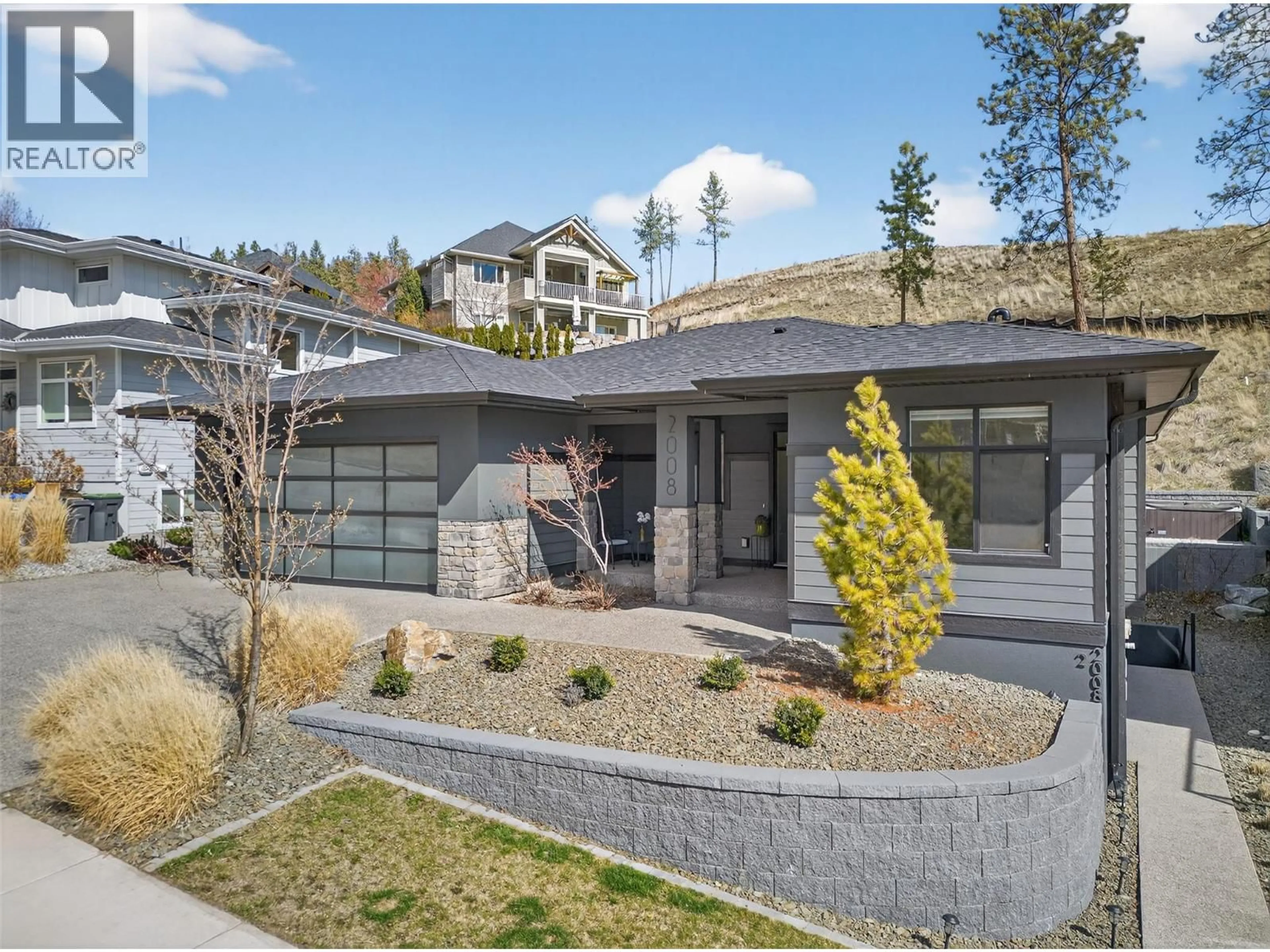 Home with vinyl exterior material, mountain view for 2008 BEGBIE ROAD, Kelowna British Columbia V1V2X3