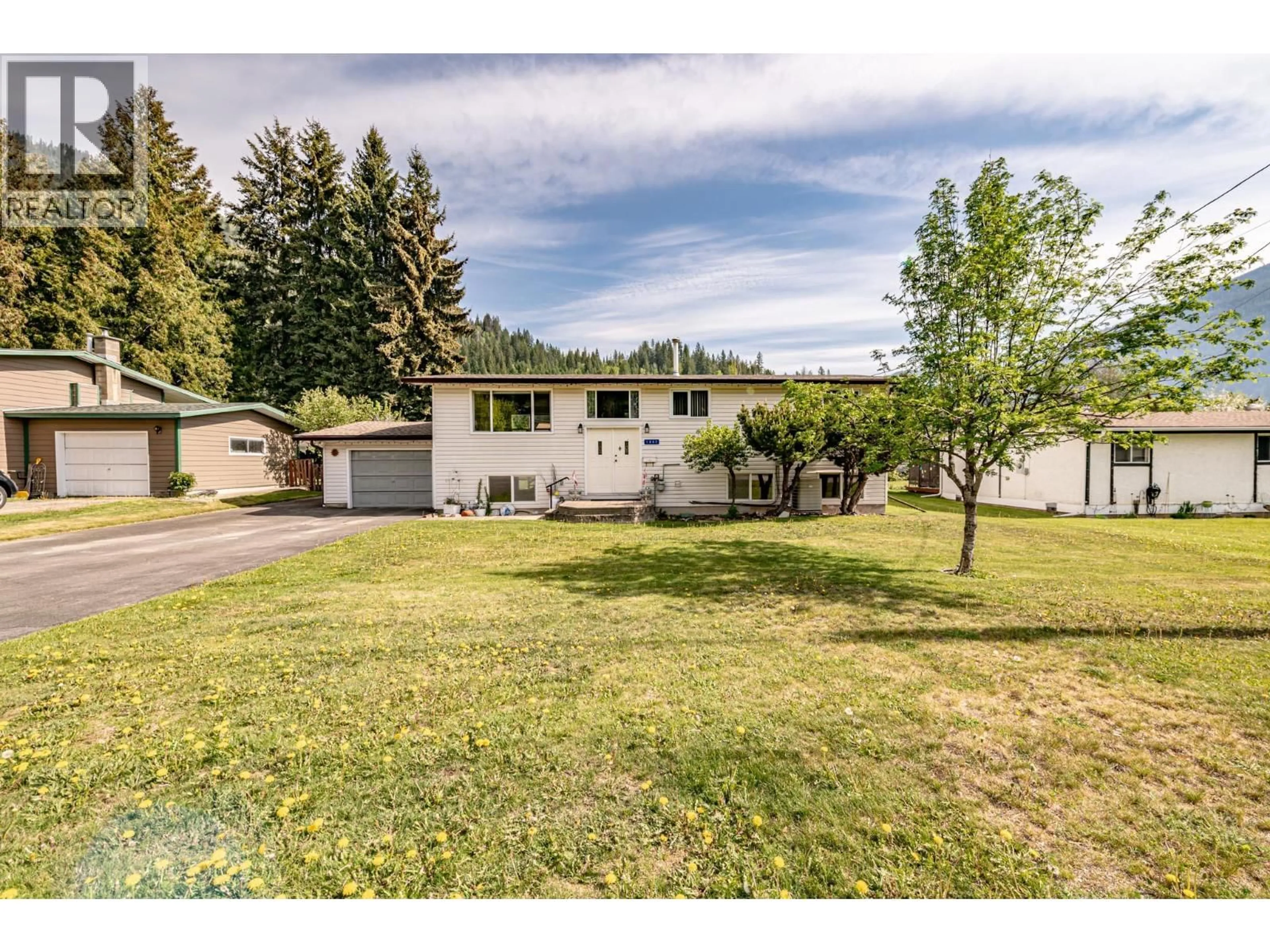A pic from outside/outdoor area/front of a property/back of a property/a pic from drone, street for 1002 NINTH STREET, Salmo British Columbia V0G1Z0