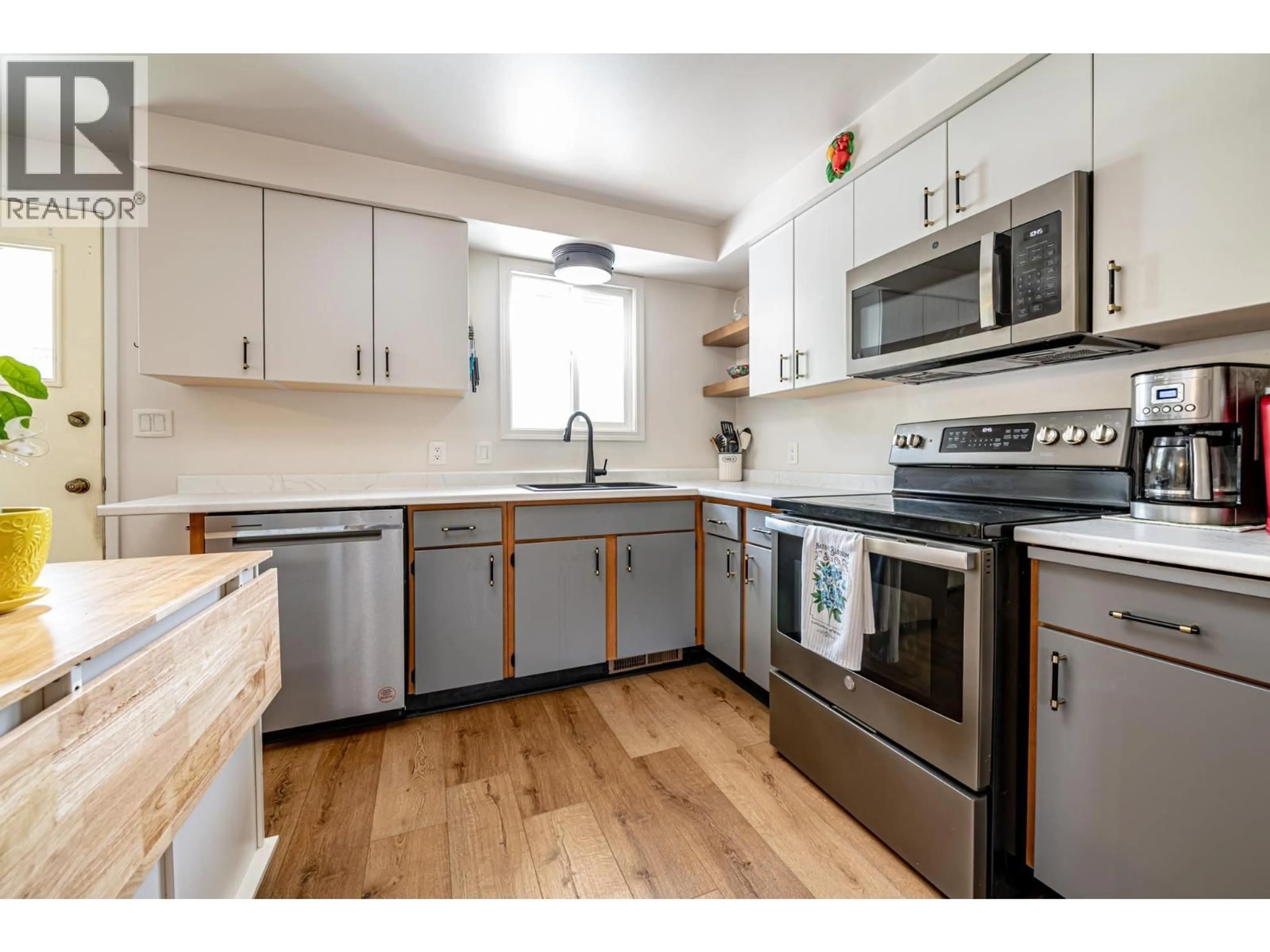 Standard kitchen, wood/laminate floor for 1002 NINTH STREET, Salmo British Columbia V0G1Z0