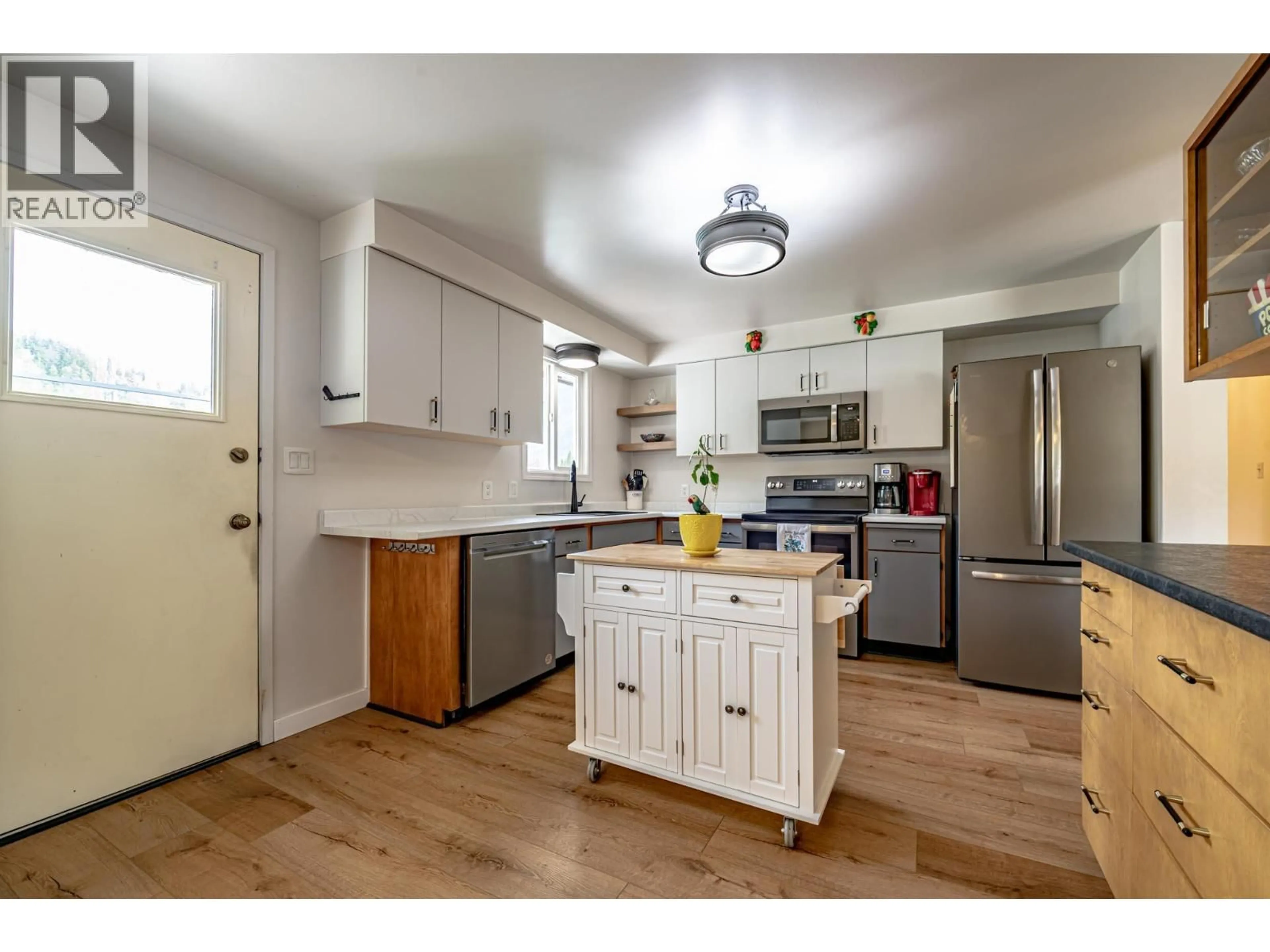 Open concept kitchen, wood/laminate floor for 1002 NINTH STREET, Salmo British Columbia V0G1Z0