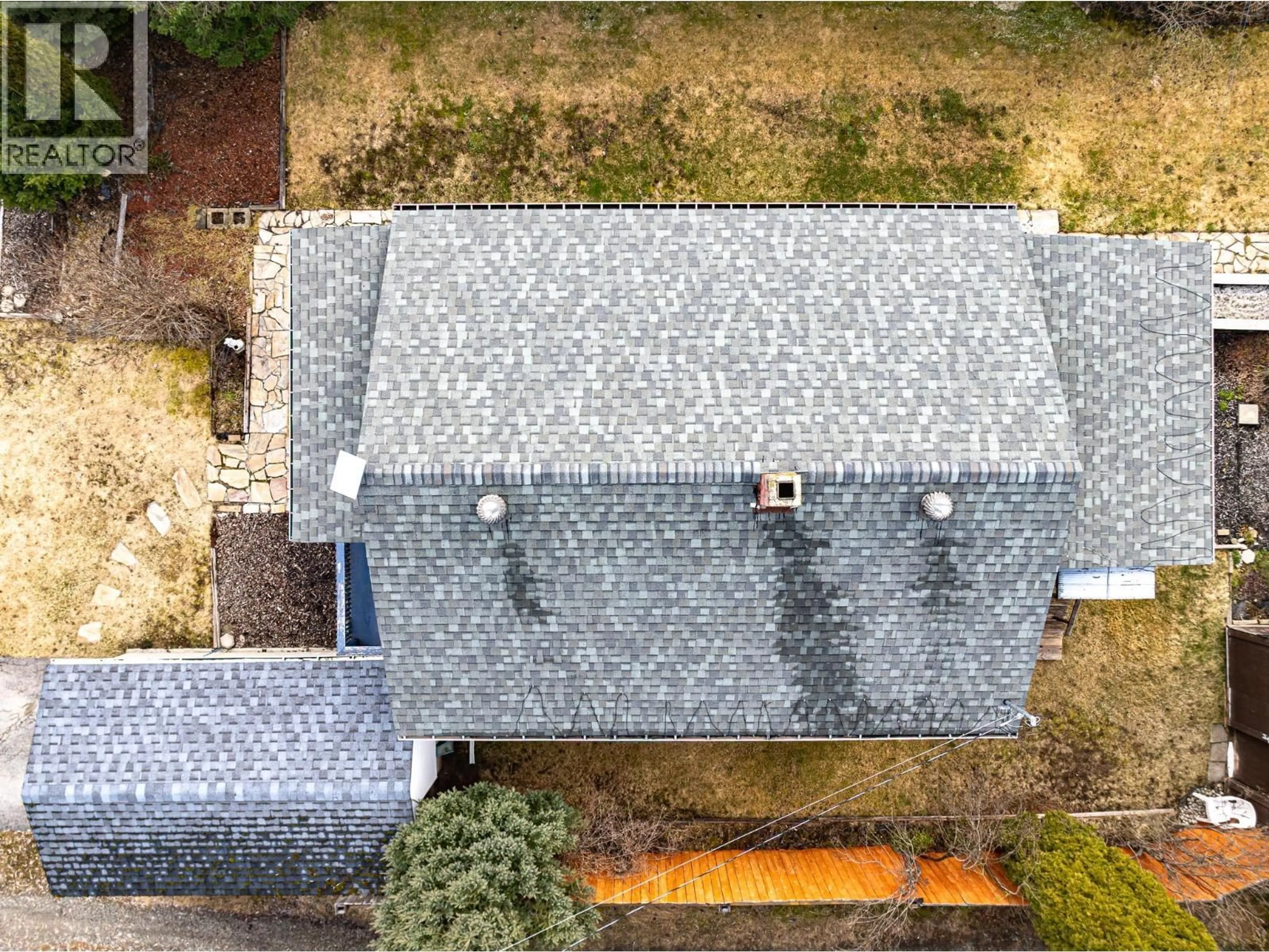 A pic from outside/outdoor area/front of a property/back of a property/a pic from drone, building for 6910 1ST AVENUE, Ymir British Columbia V0G2K0