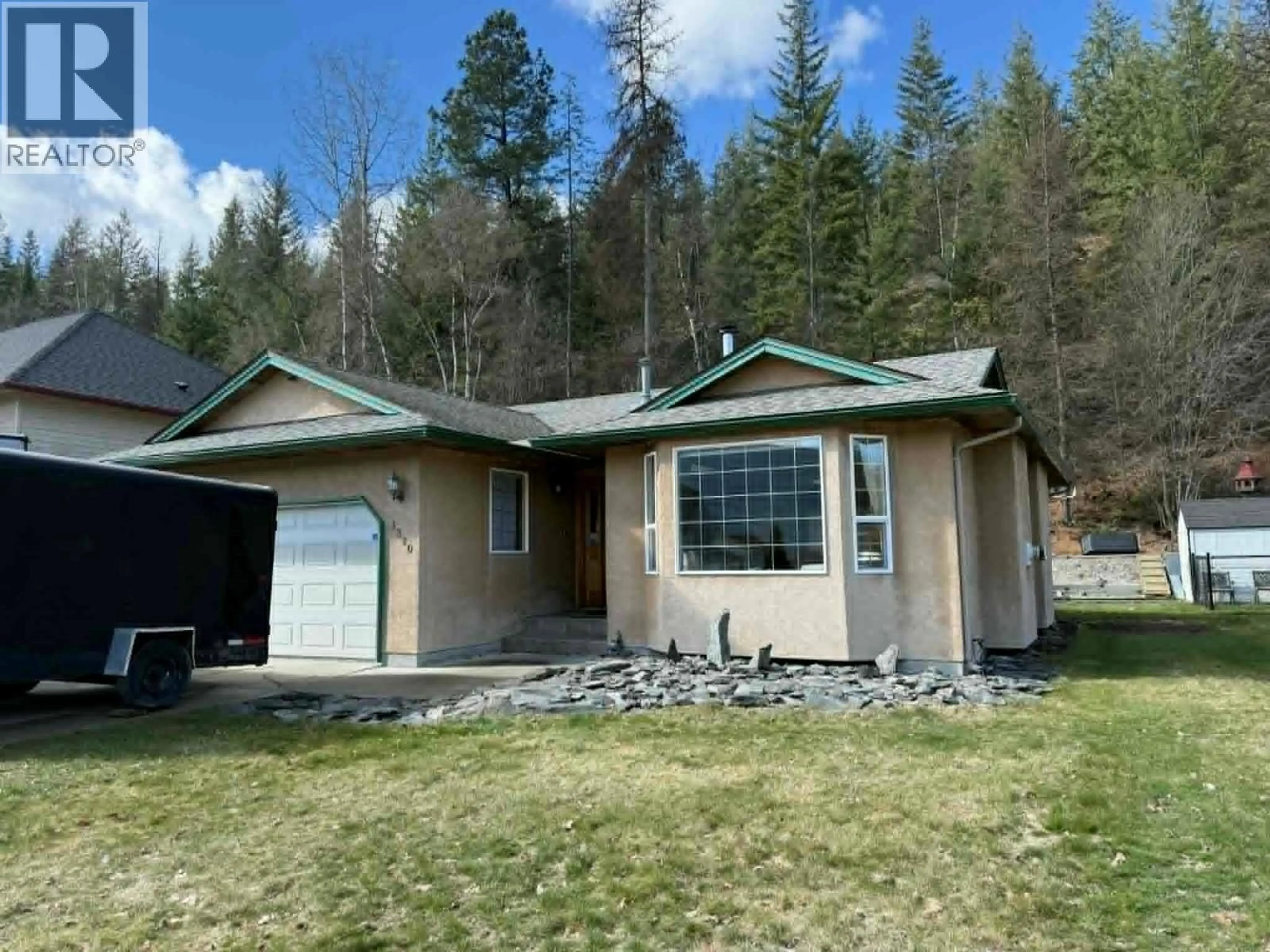A pic from outside/outdoor area/front of a property/back of a property/a pic from drone, unknown for 3320 14TH AVENUE, Castlegar British Columbia V1N4G1