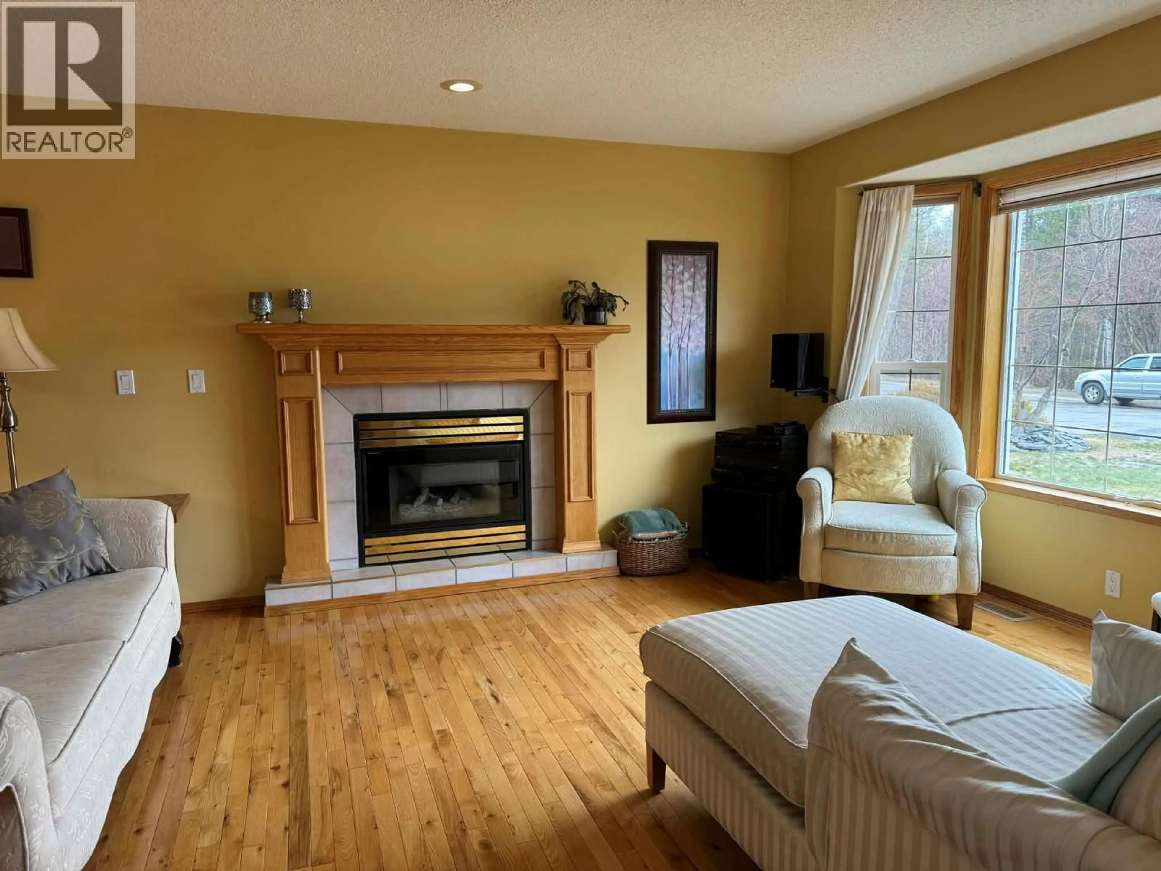 Living room with furniture, wood/laminate floor for 3320 14TH AVENUE, Castlegar British Columbia V1N4G1
