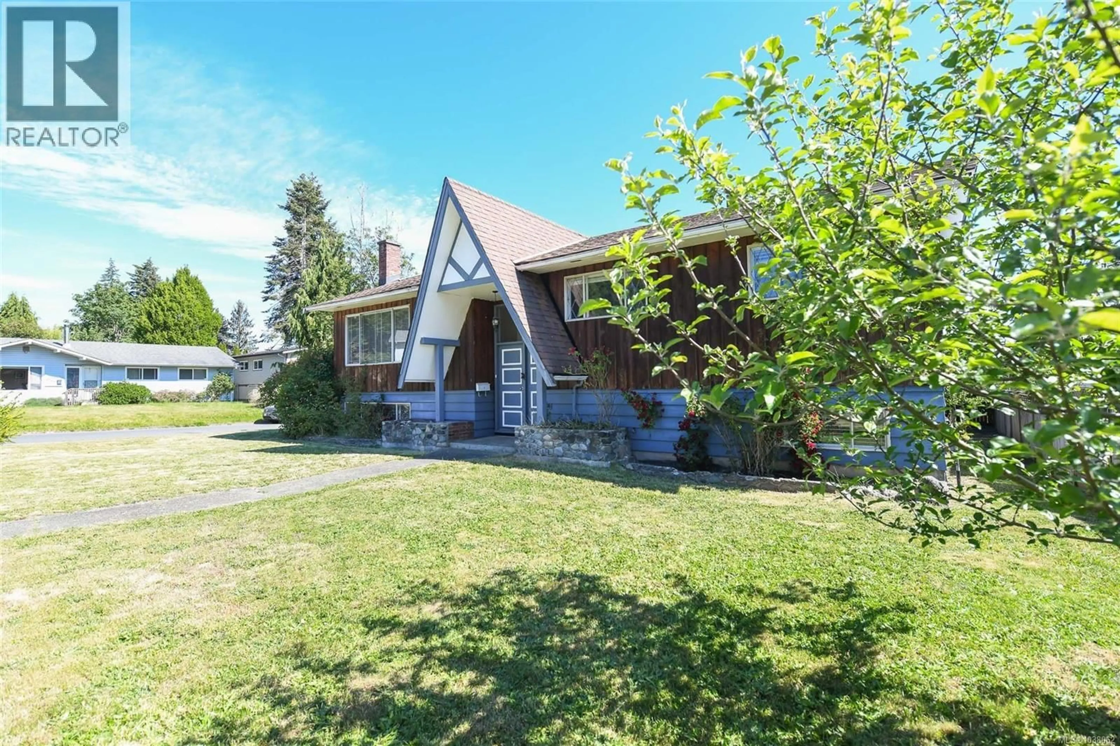 A pic from outside/outdoor area/front of a property/back of a property/a pic from drone, street for 2029 CEDAR CRESCENT, Courtenay British Columbia V9N3B8