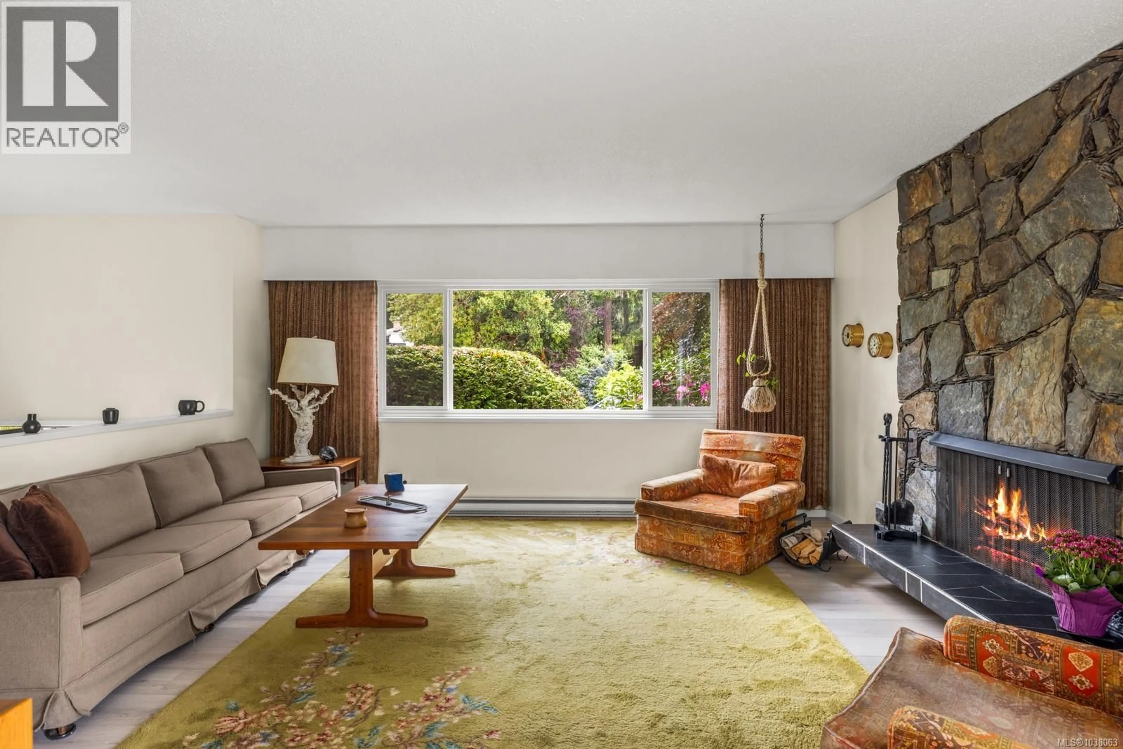 Living room with furniture, carpet floor for 947 PEGGY ANNE CRESCENT, Central Saanich British Columbia V8M1E5