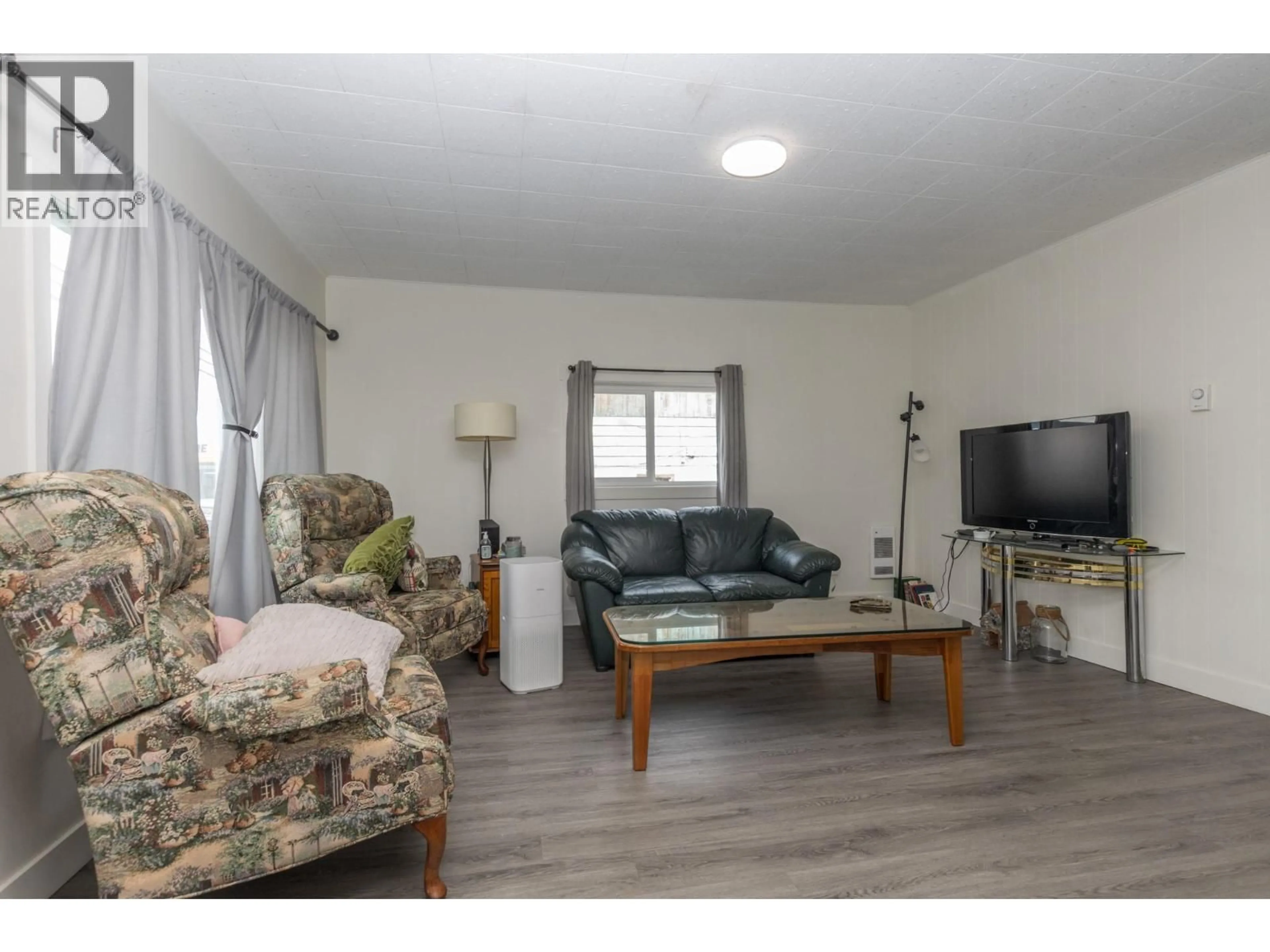 Living room with furniture, wood/laminate floor for 680 10 STREET SOUTHWEST, Salmon Arm British Columbia V1E1T1