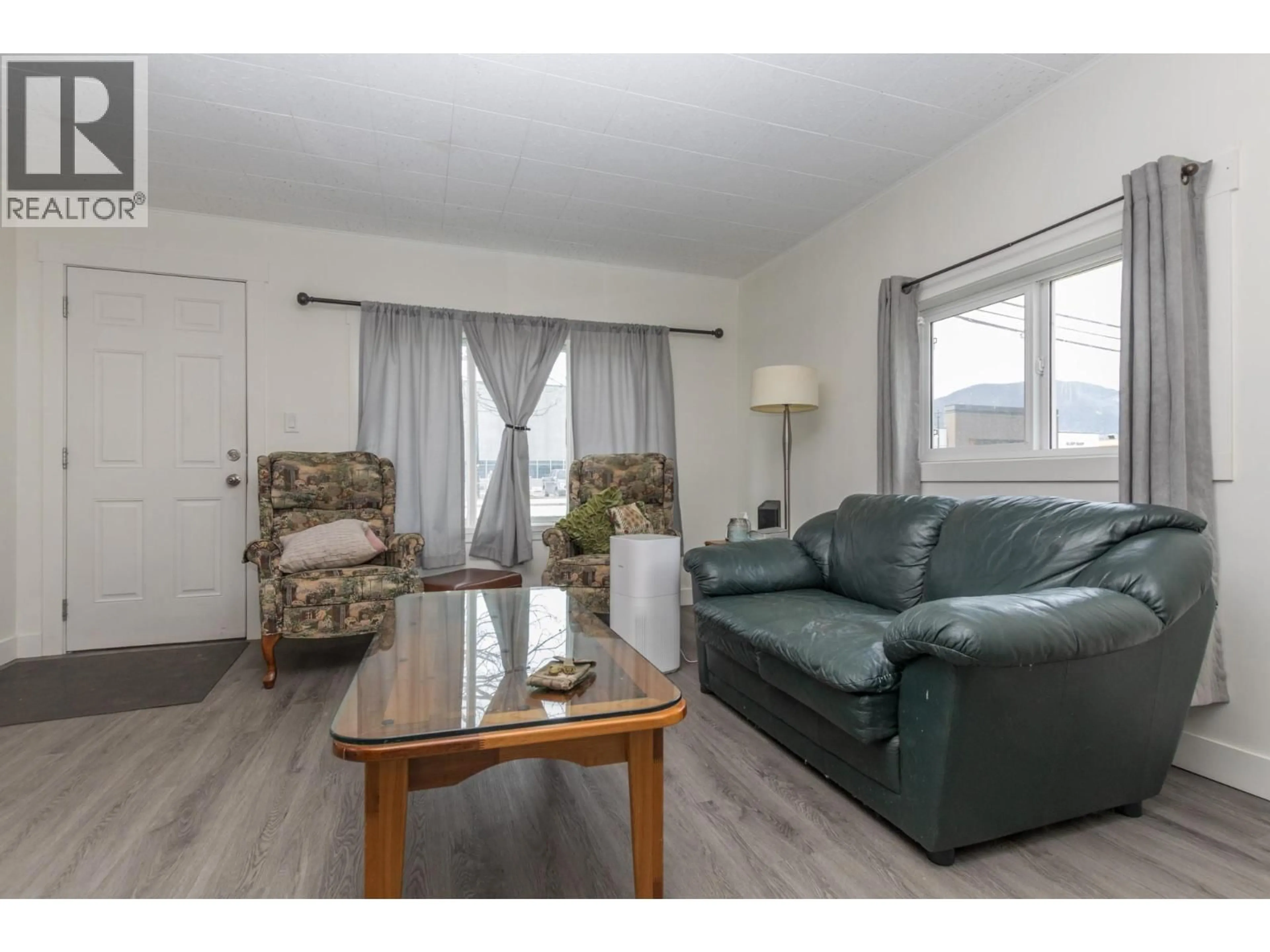 Living room with furniture, wood/laminate floor for 680 10 STREET SOUTHWEST, Salmon Arm British Columbia V1E1T1