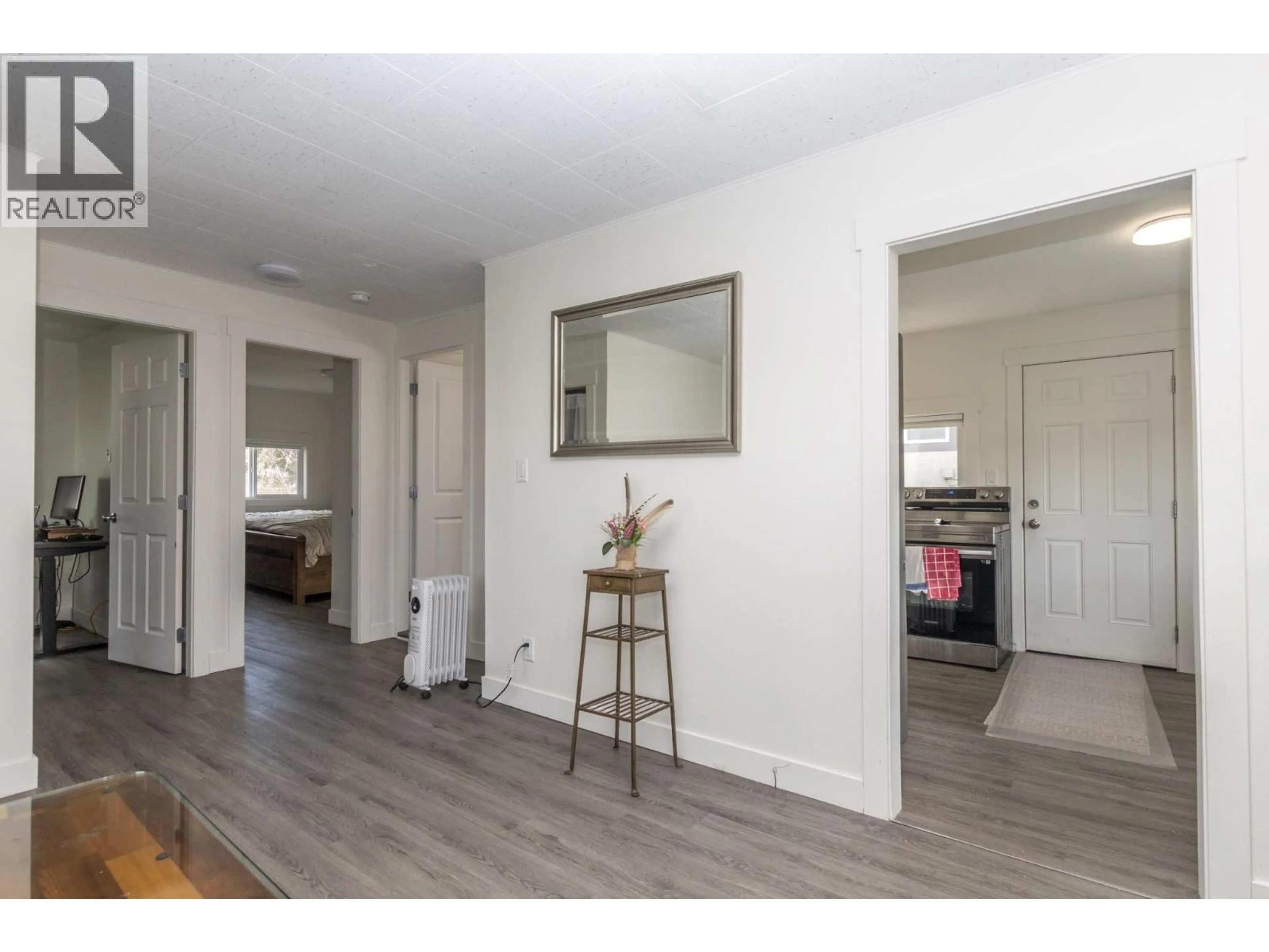 Indoor entryway for 680 10 STREET SOUTHWEST, Salmon Arm British Columbia V1E1T1