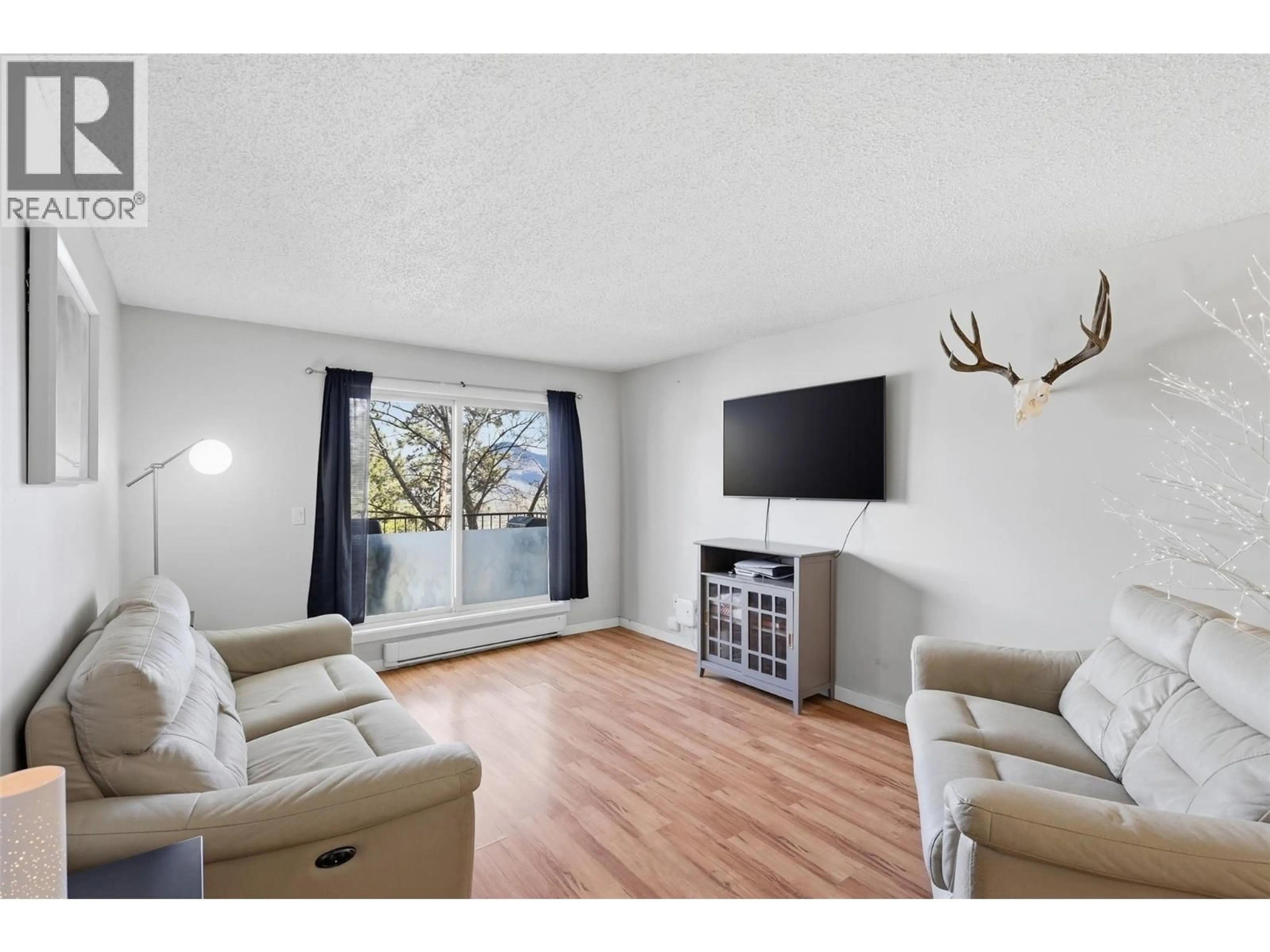 Living room with furniture, wood/laminate floor for 15 - 1810 SUMMIT DRIVE, Kamloops British Columbia V2E2C7