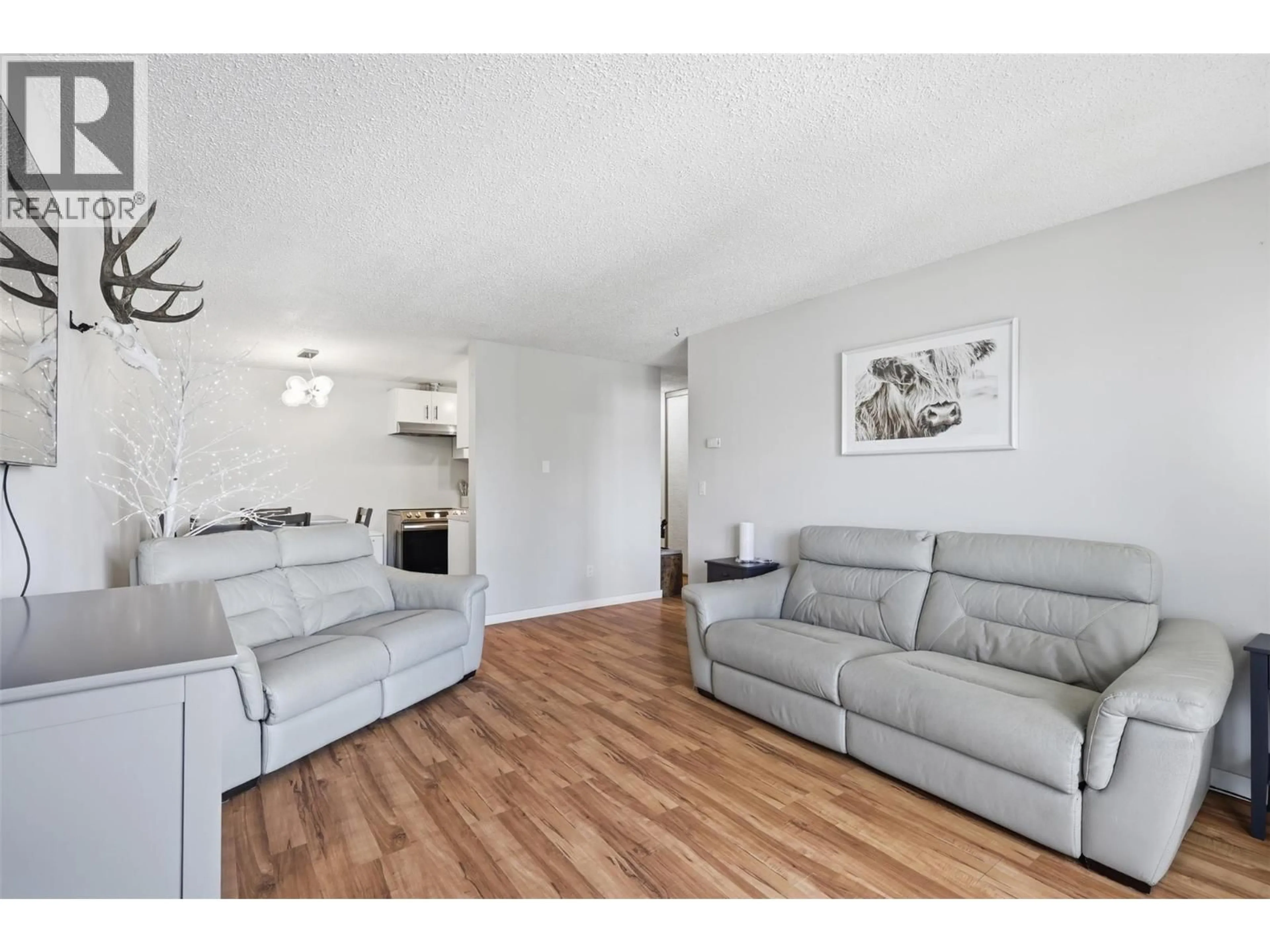 Living room with furniture, wood/laminate floor for 15 - 1810 SUMMIT DRIVE, Kamloops British Columbia V2E2C7