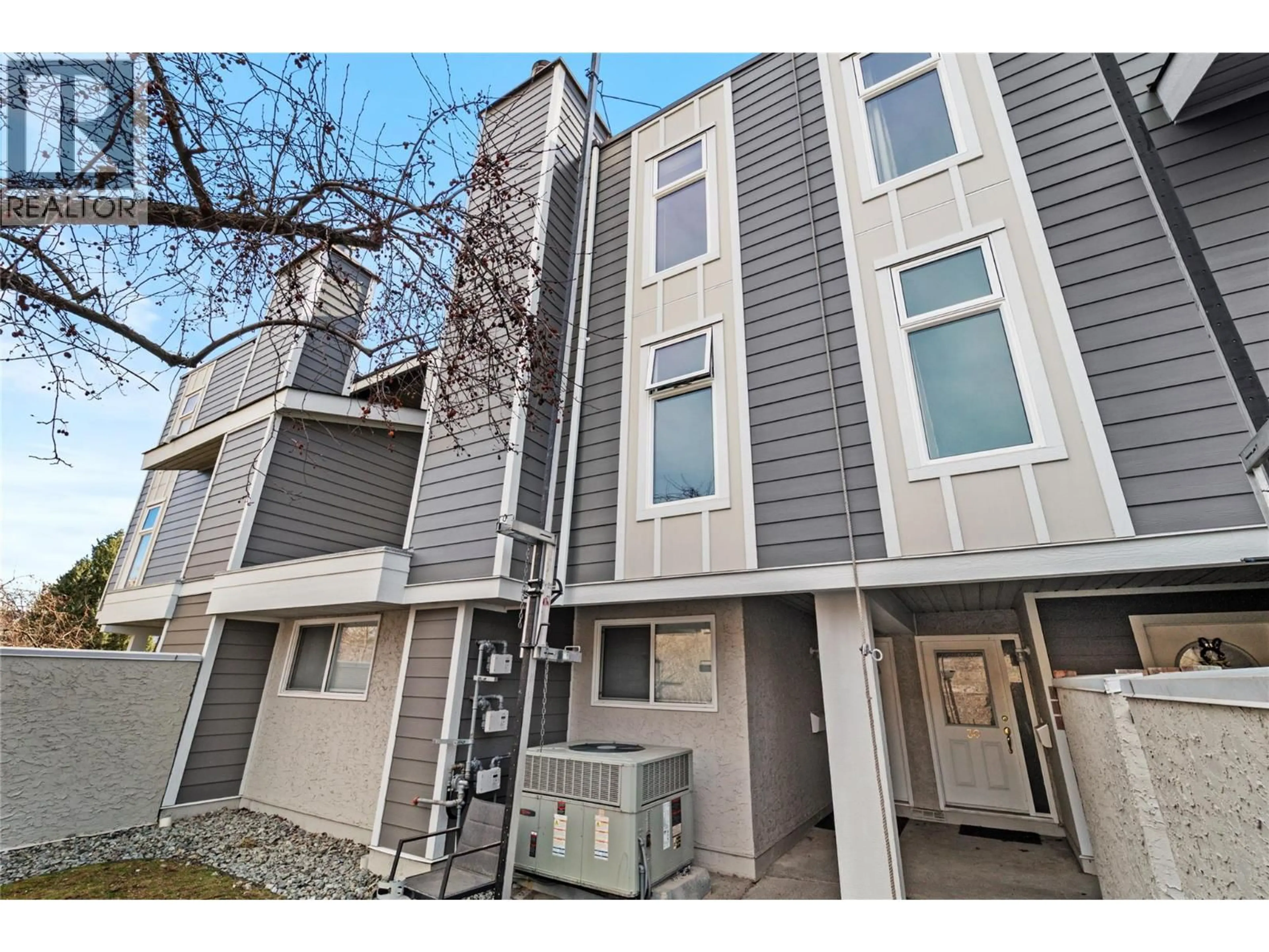 Home with vinyl exterior material, street for 29 - 1435 SUMMIT DRIVE, Kamloops British Columbia V2E1S4