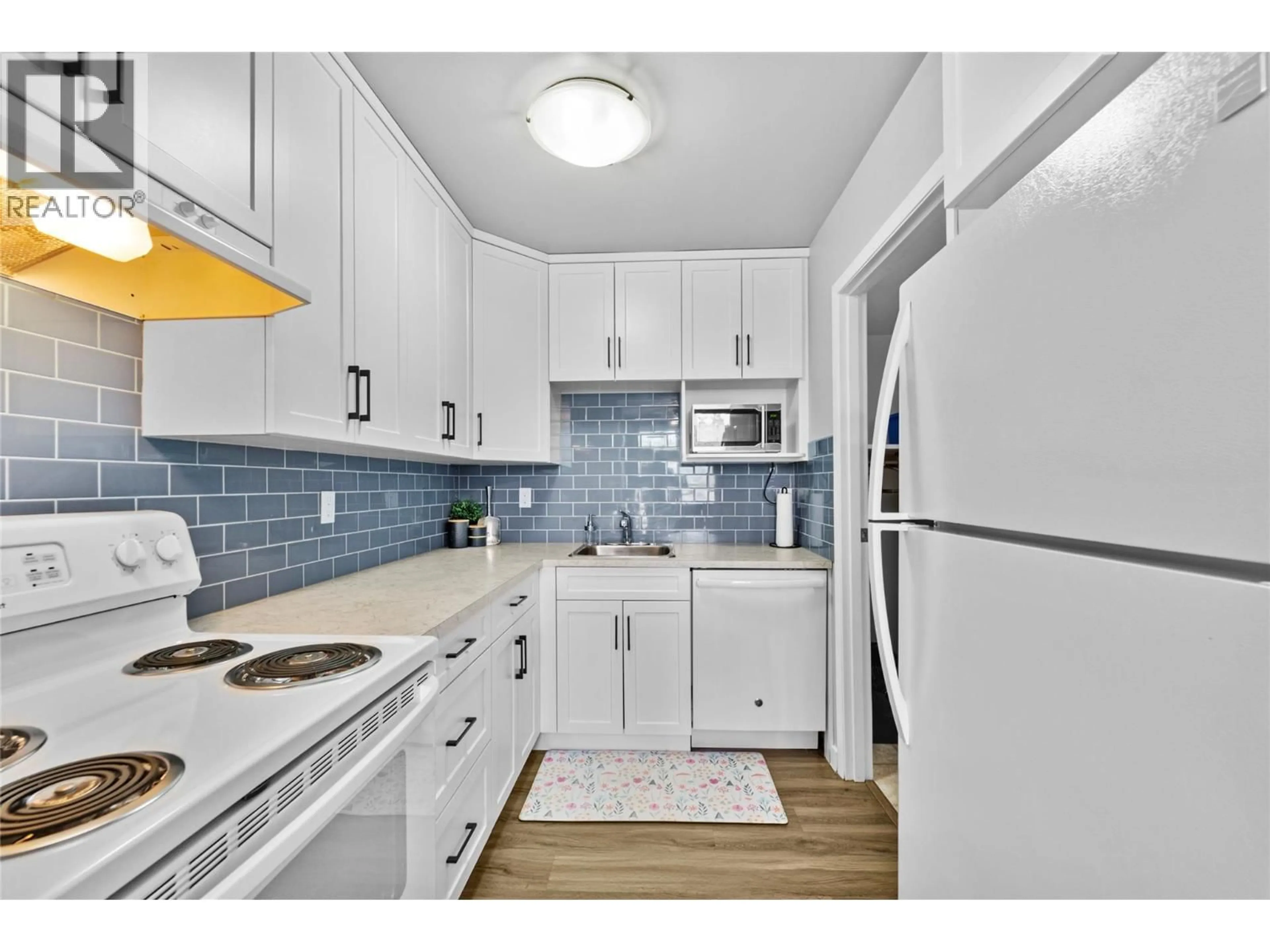 Standard kitchen, ceramic/tile floor for 29 - 1435 SUMMIT DRIVE, Kamloops British Columbia V2E1S4